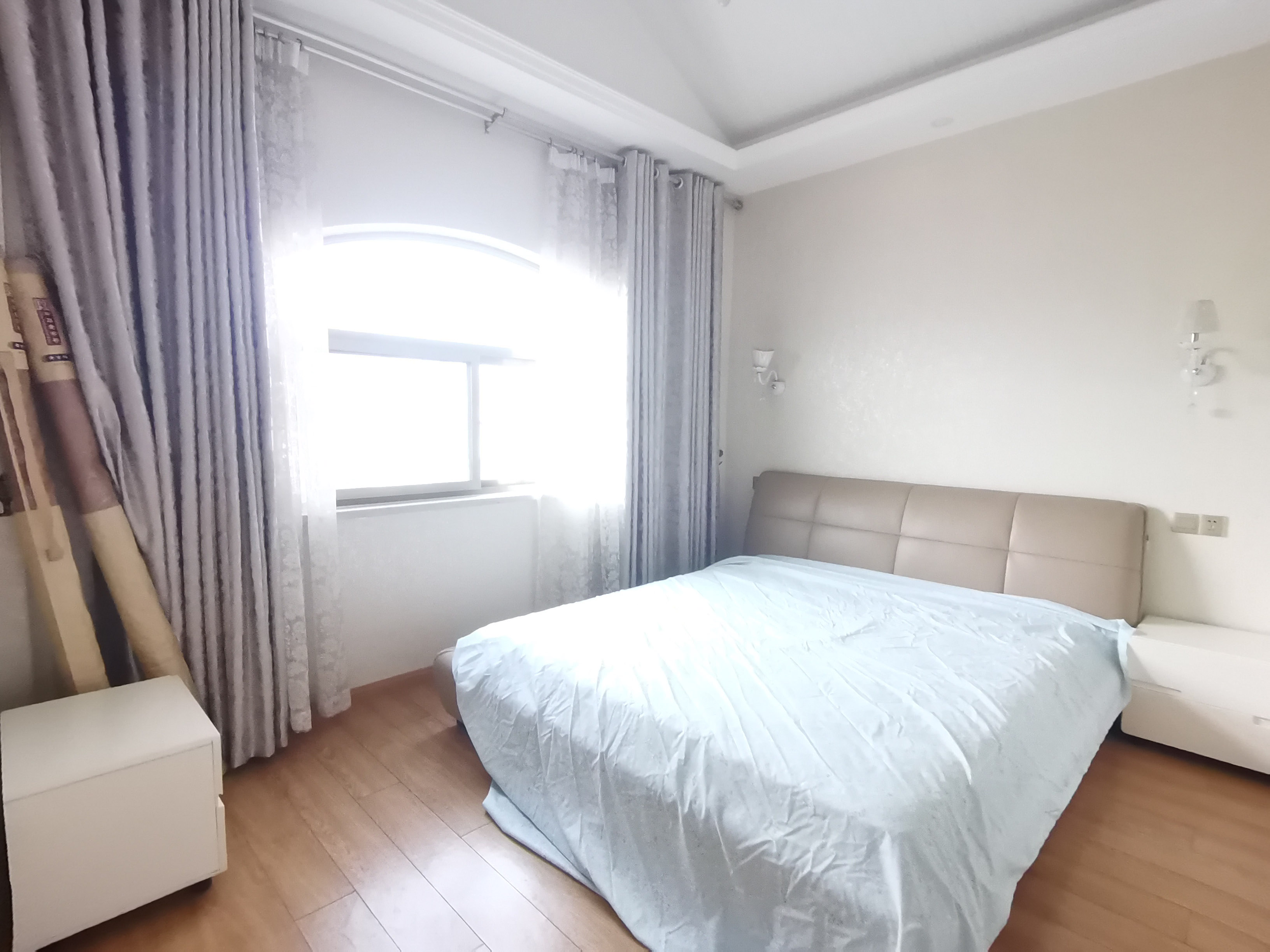 碧桂园山湖城 5室2厅3卫 368.80万 碧桂园山湖城 5室2厅3卫 368.80万卧室