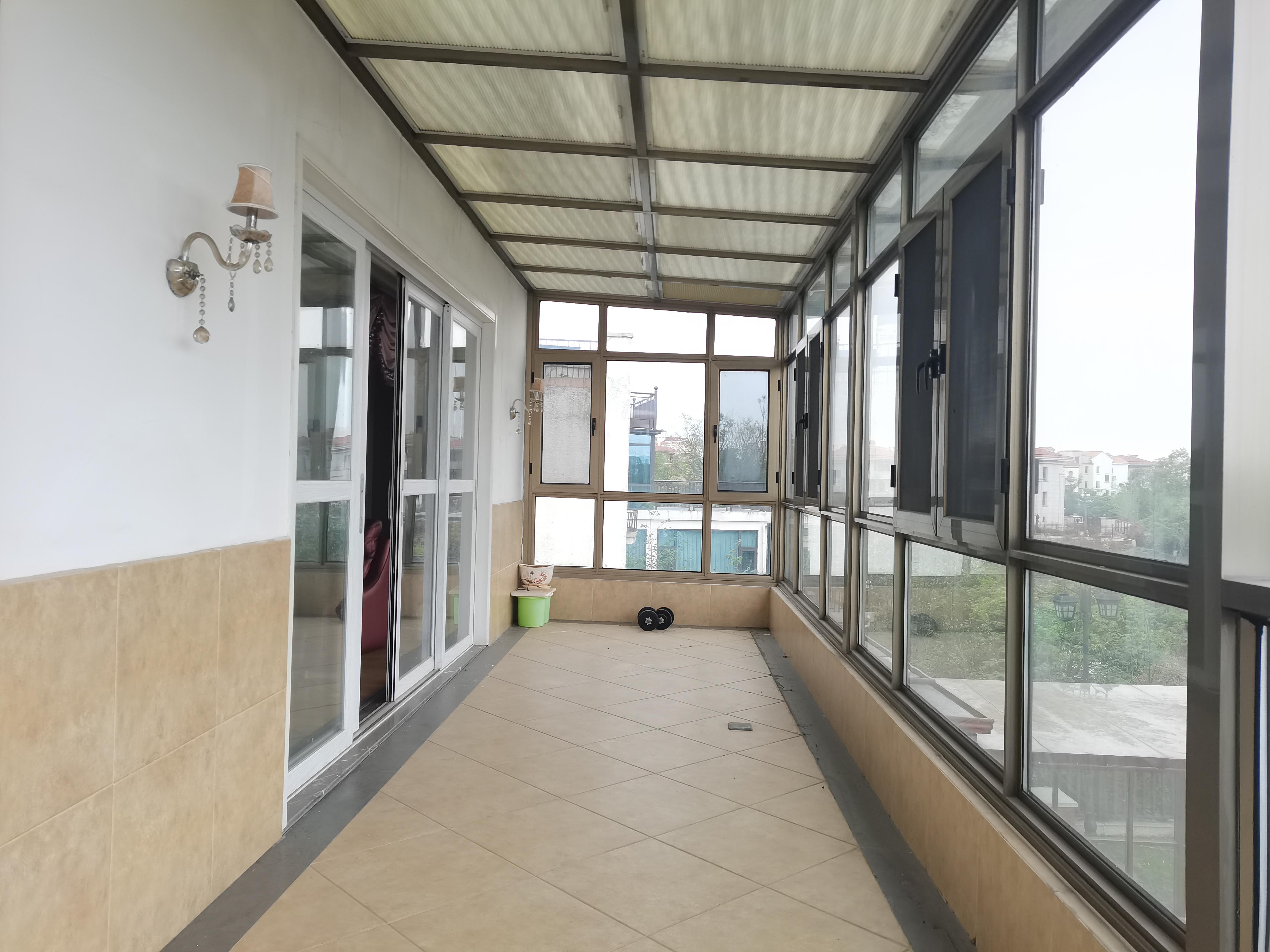 碧桂园山湖城 5室2厅3卫 368.80万 碧桂园山湖城 5室2厅3卫 368.80万阳台