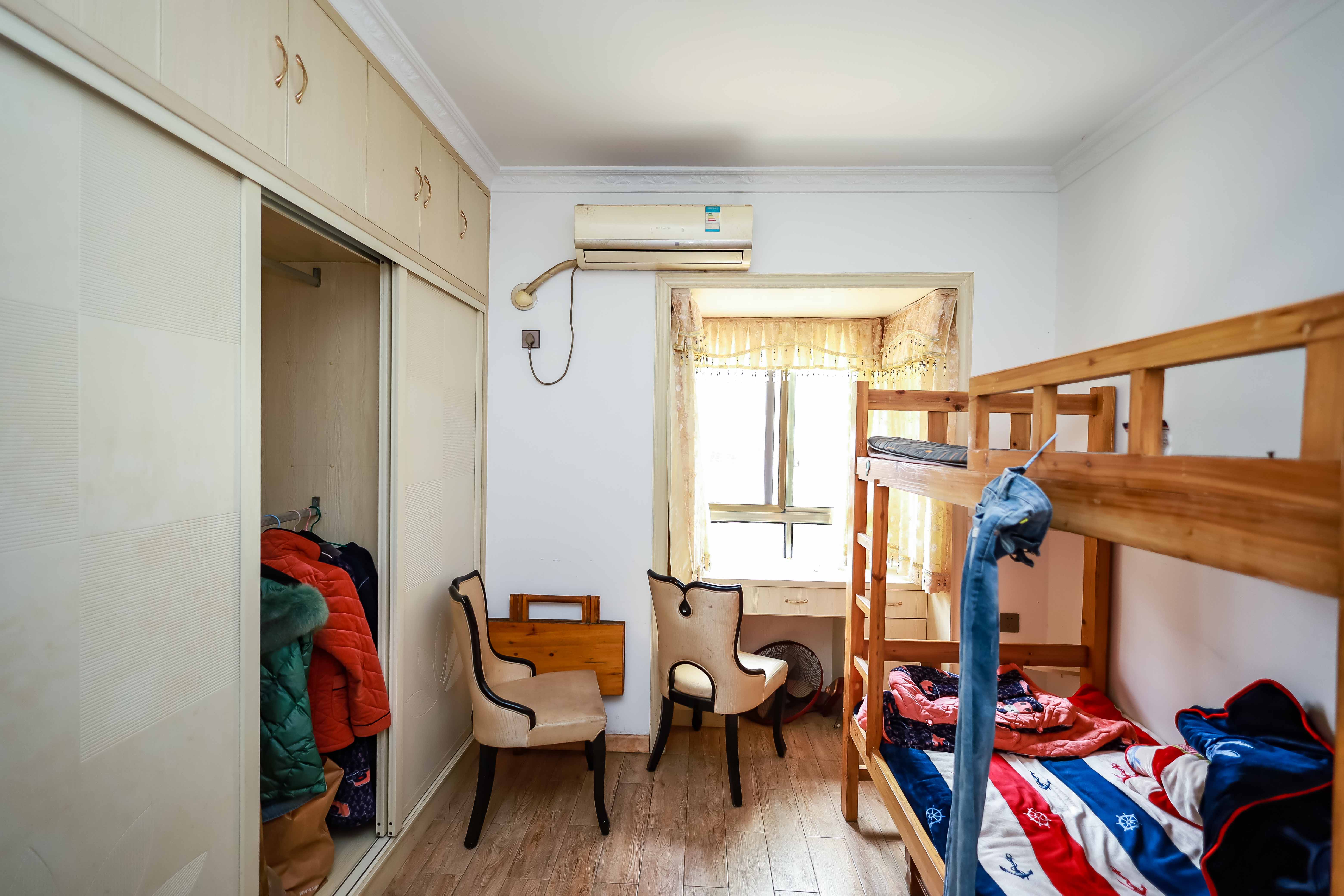 华龙家园（和泰家园）  2室2厅1卫    59.8万卧室