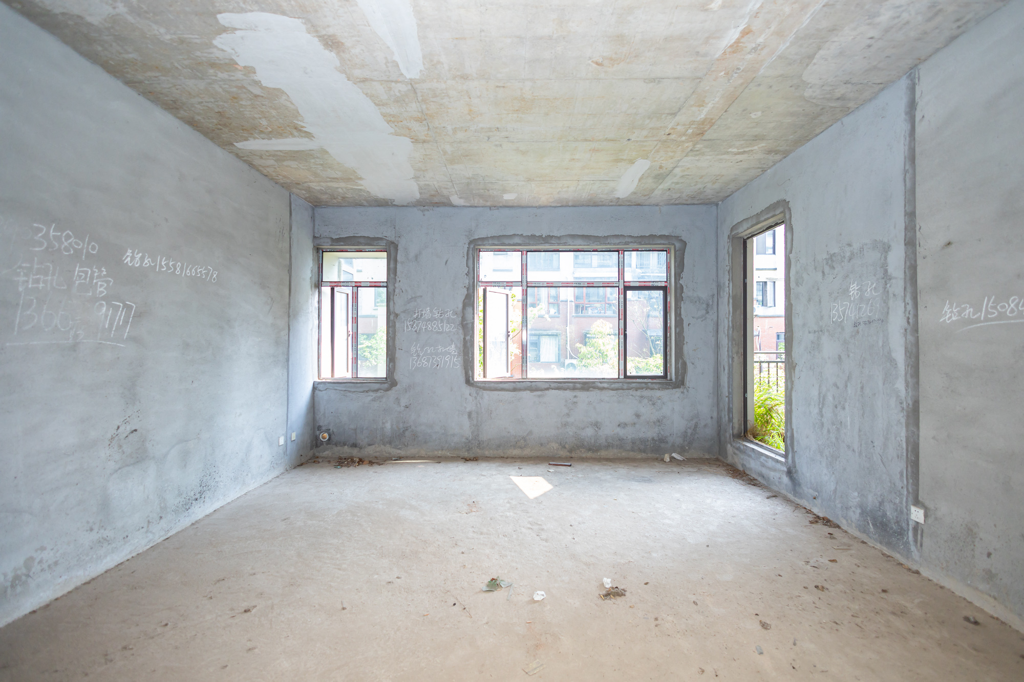 艾美潇湘 6室2厅2卫 180.0万 艾美潇湘 6室2厅2卫 180.0万客厅