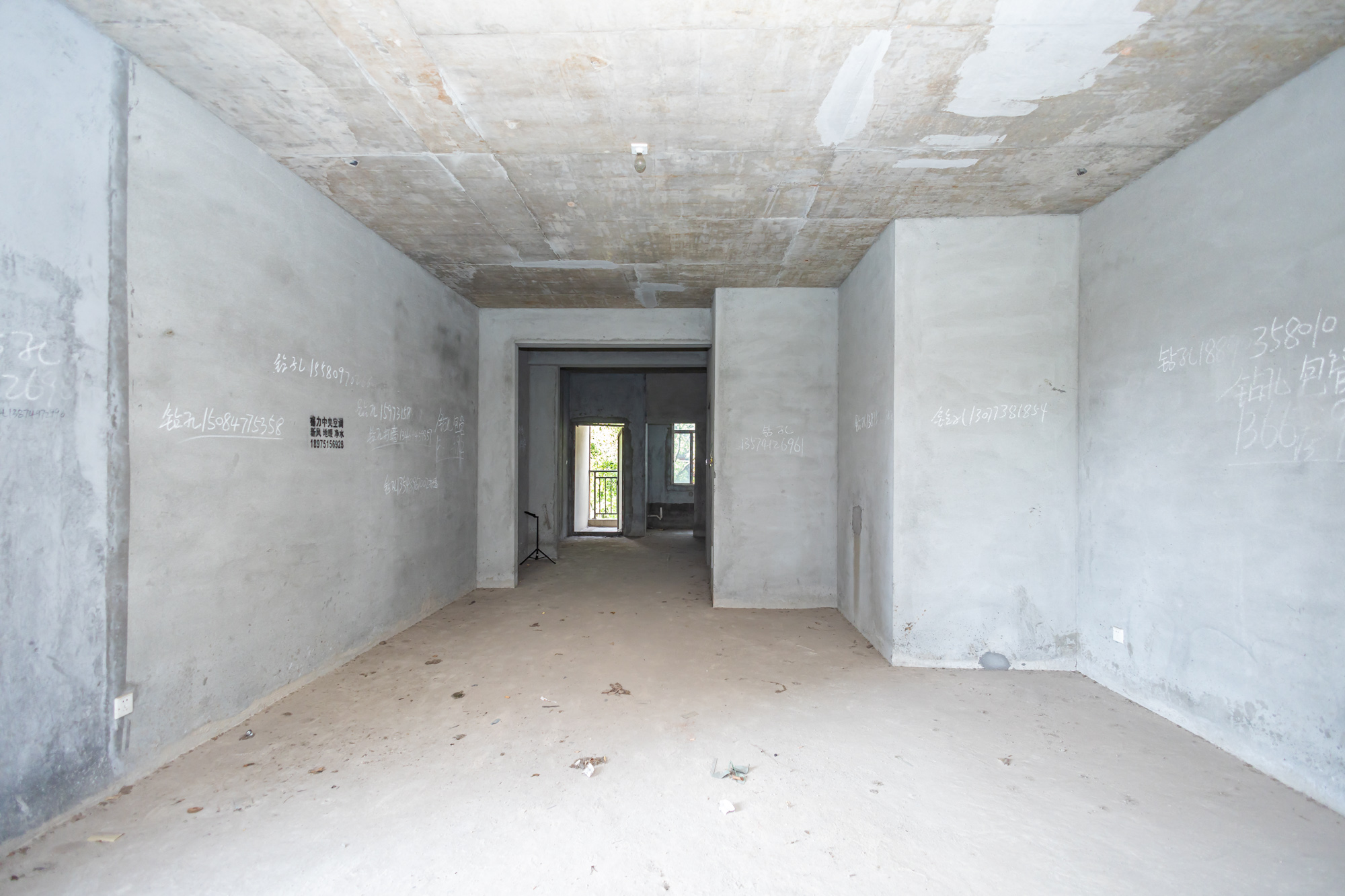 艾美潇湘 6室2厅2卫 180.0万 艾美潇湘 6室2厅2卫 180.0万客厅