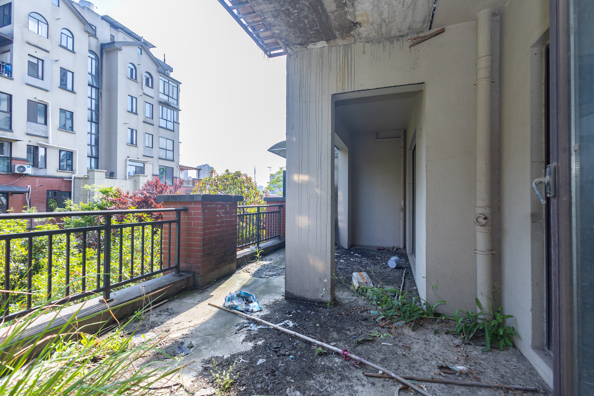 艾美潇湘 6室2厅2卫 180.0万 艾美潇湘 6室2厅2卫 180.0万阳台