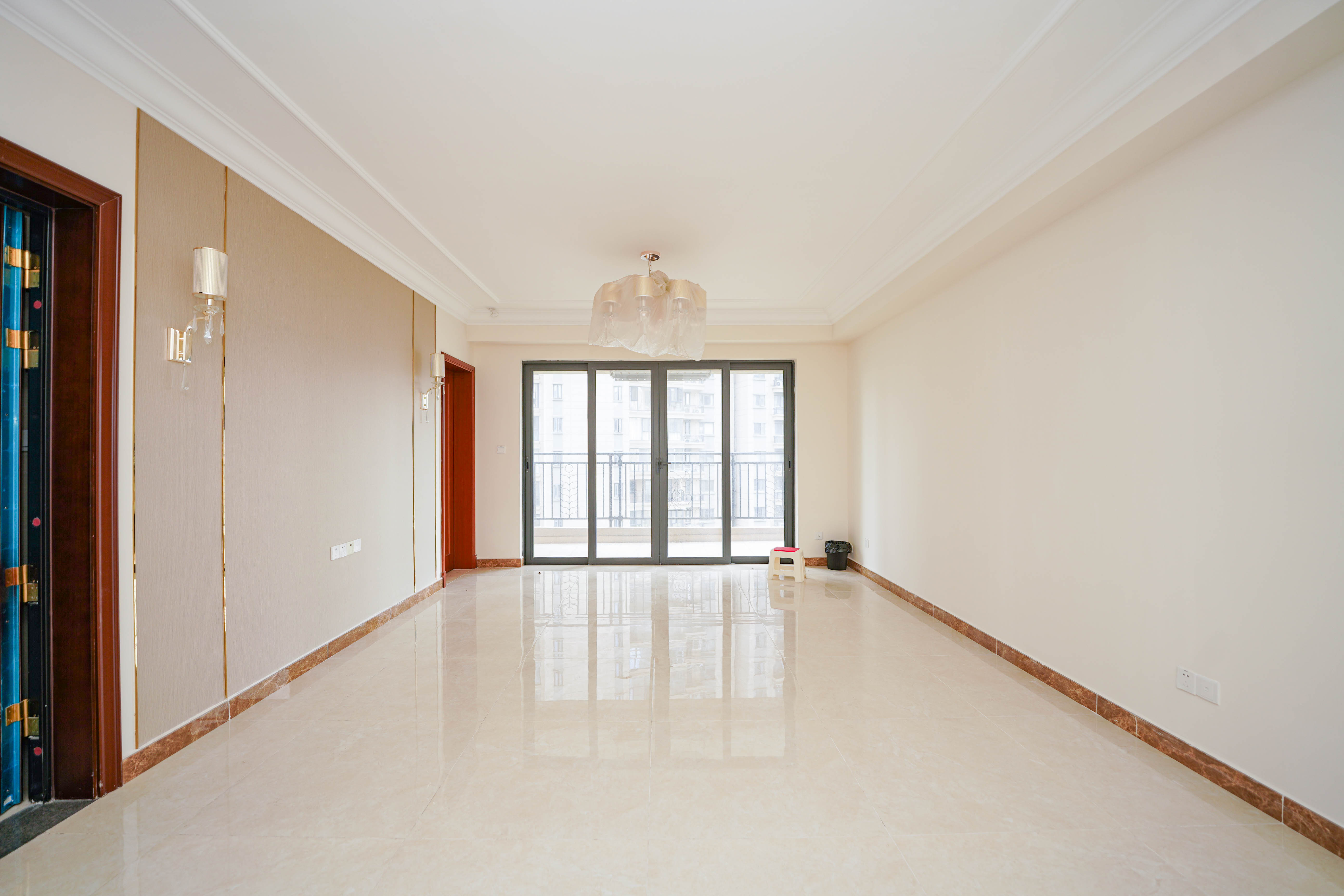 恒大上林苑 5室2厅2卫 148.0万 恒大上林苑 5室2厅2卫 148.0万客厅