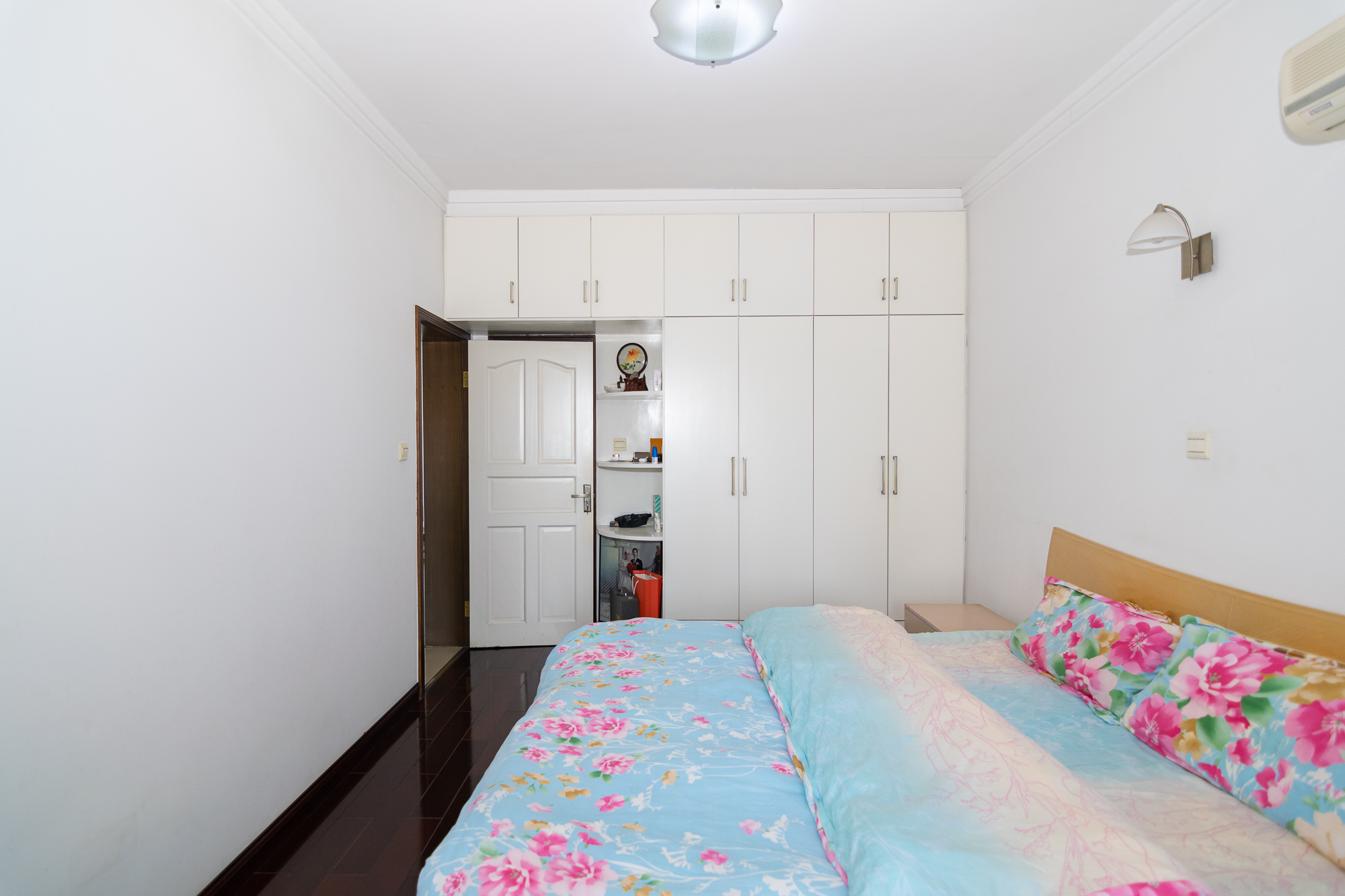 中南村(一二三村) 3室2厅2卫 49.0万 中南村(一二三村) 3室2厅2卫 49.0万卧室