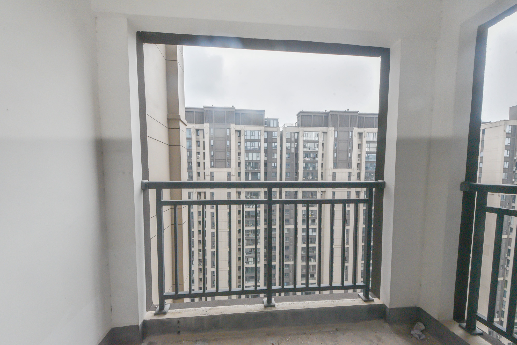 建发中央公园（建发美地）  4室2厅2卫   230.00万阳台
