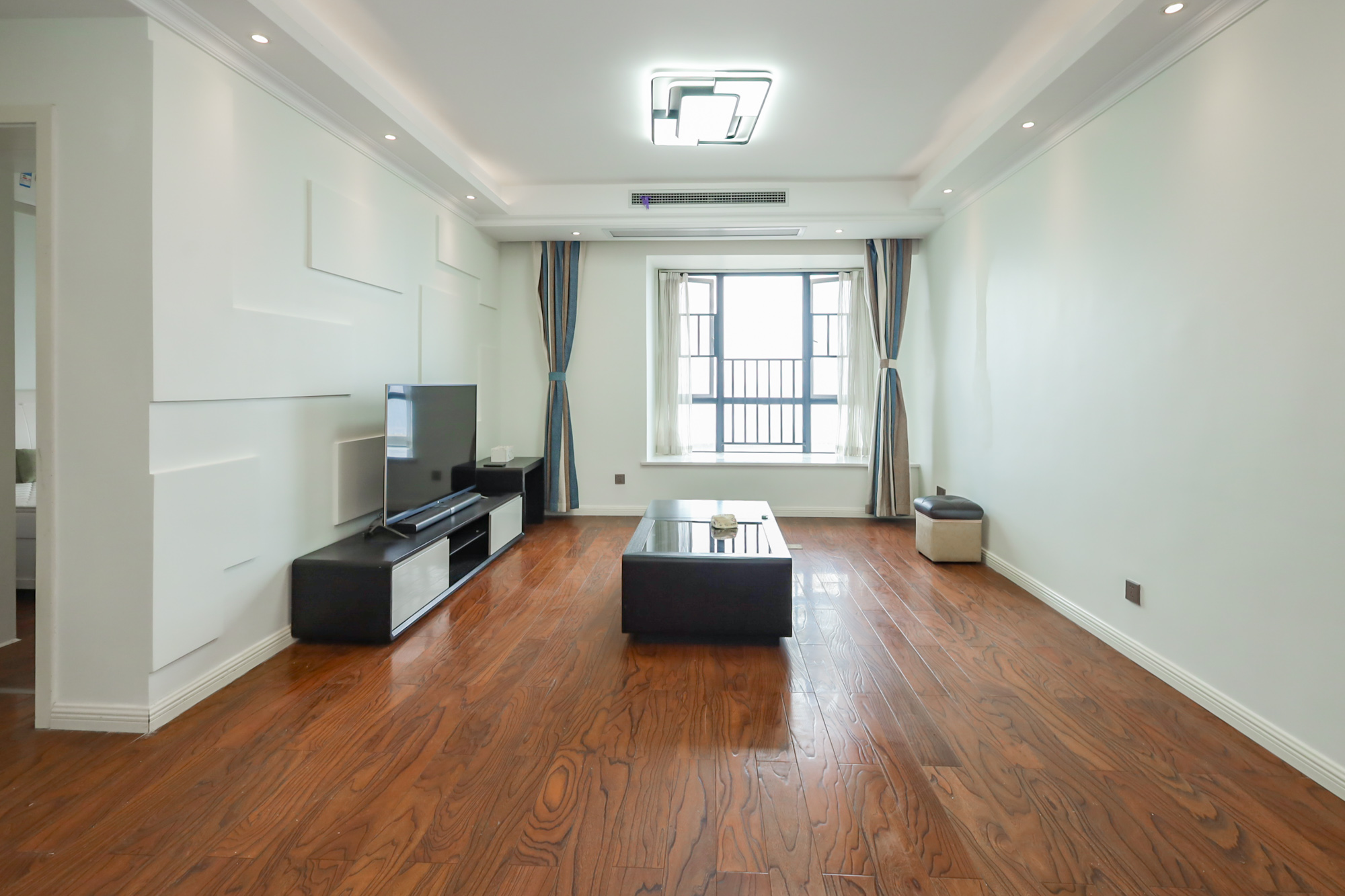 兰亭都荟(璟峰苑) 3室2厅1卫 98.0万 兰亭都荟(璟峰苑) 3室2厅1卫 98.0万客厅