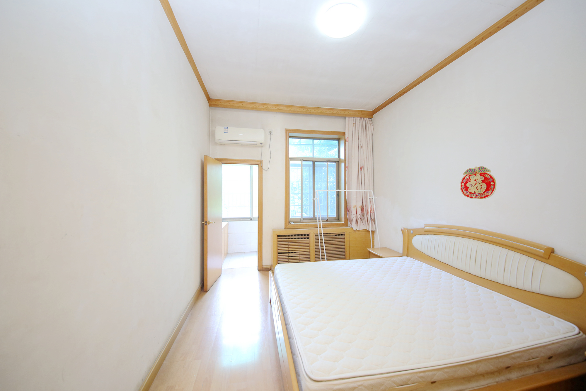 银海大厦  4室2厅1卫   135.00万卧室