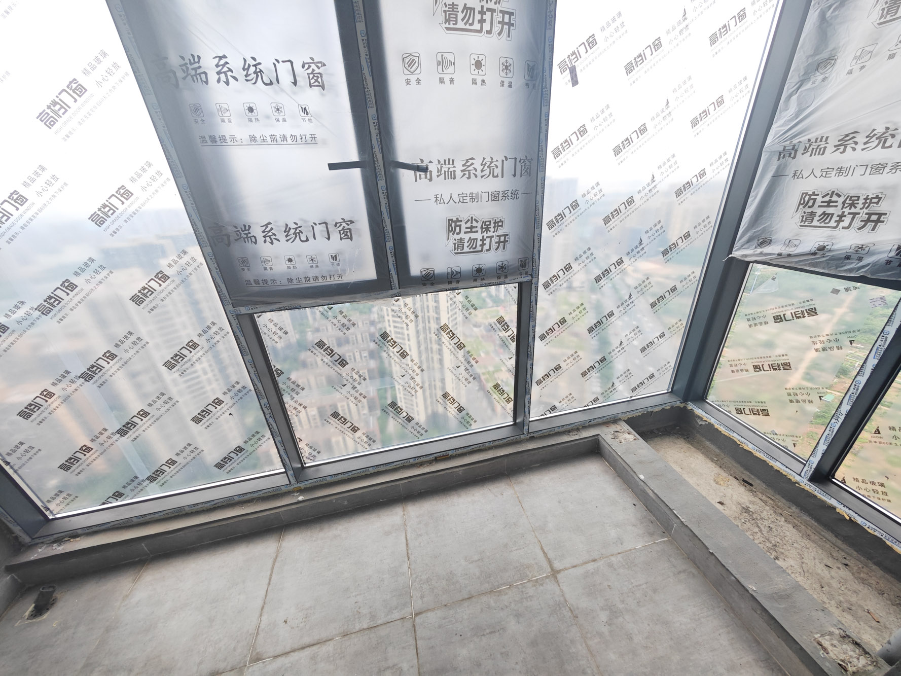 万科魅力之城  4室2厅2卫   185.00万阳台