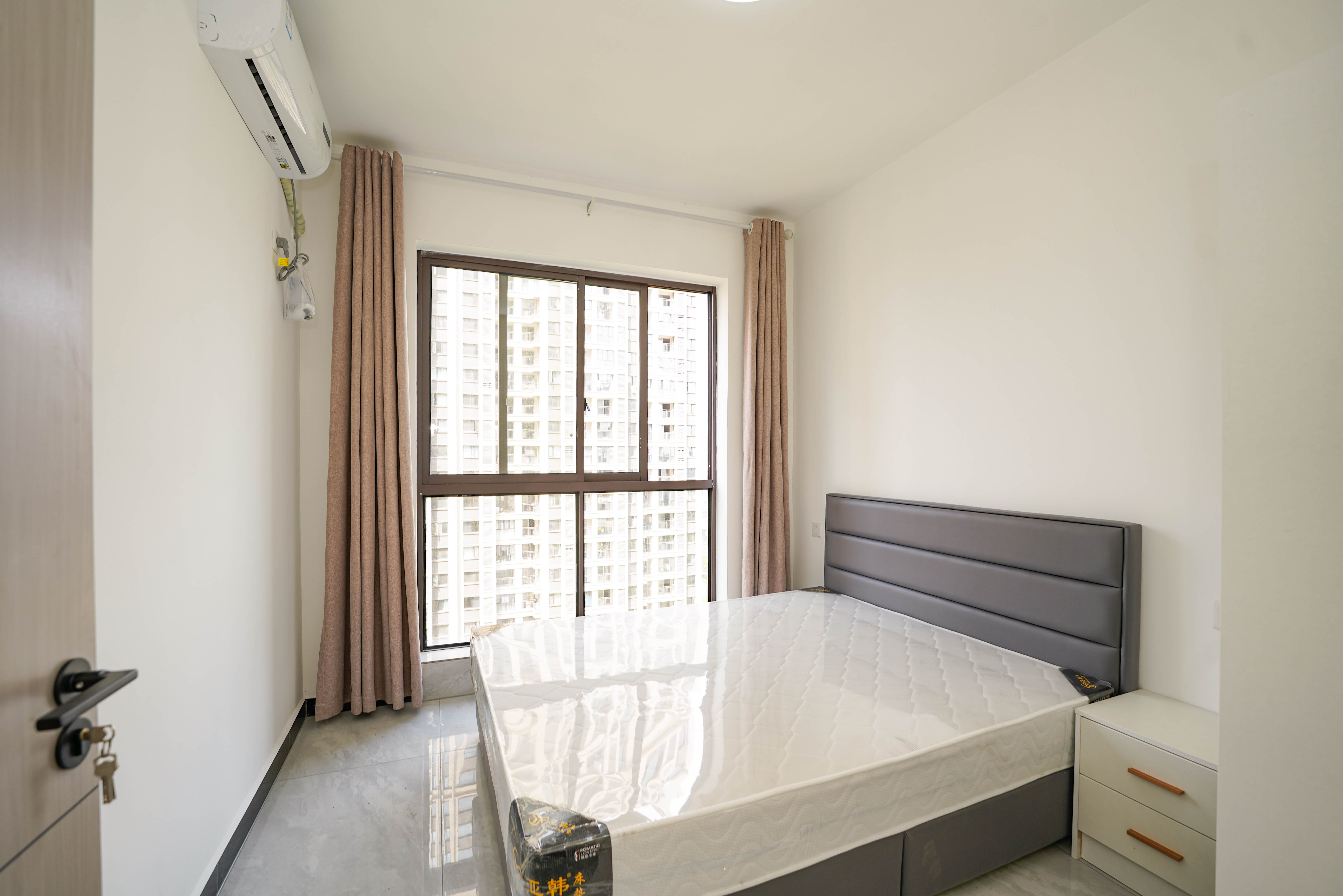 绿地新都会 3室2厅2卫 72.0万 绿地新都会 3室2厅2卫 72.0万卧室