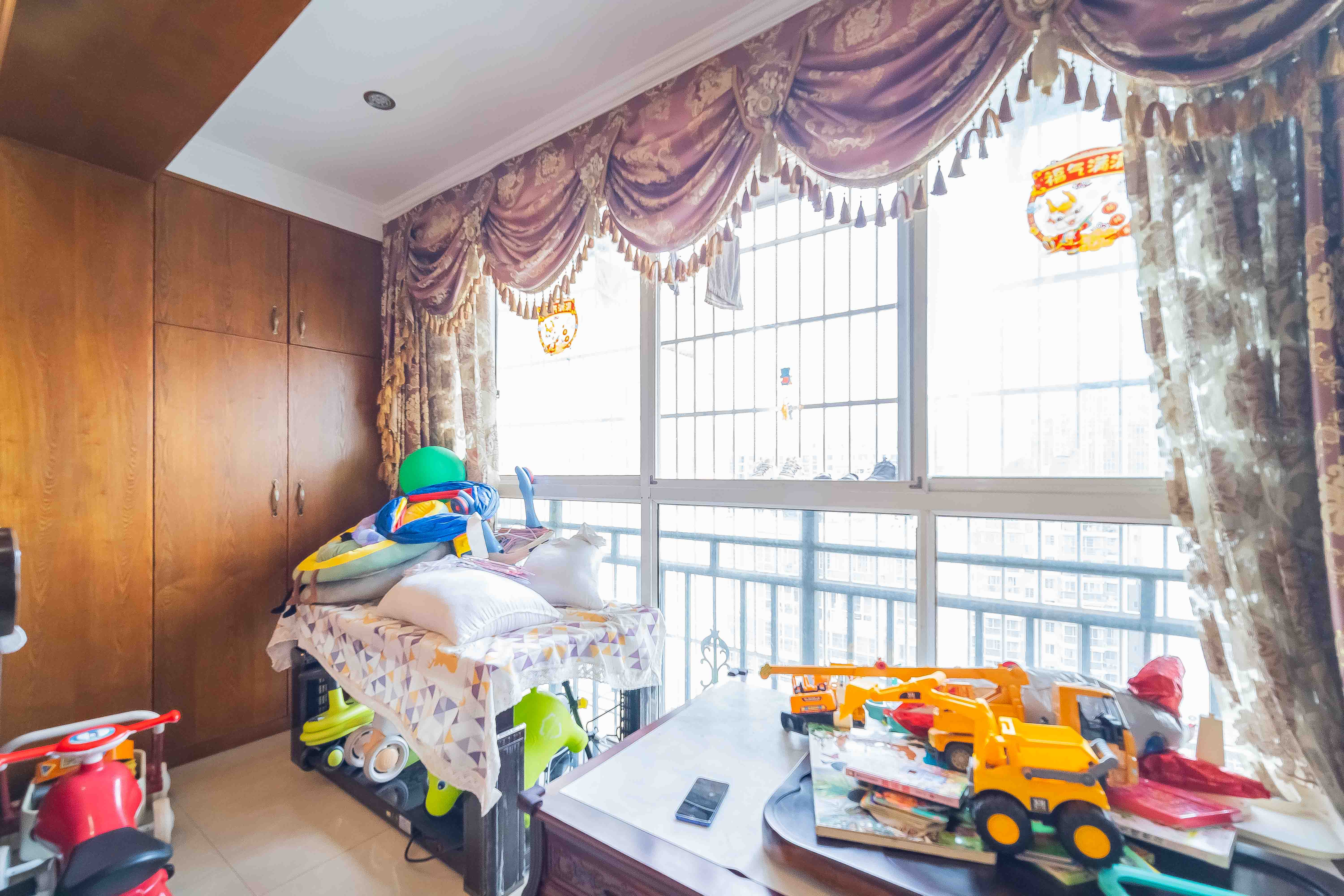 城市山水豪园（山水城市风景）  3室2厅2卫   140.00万客厅