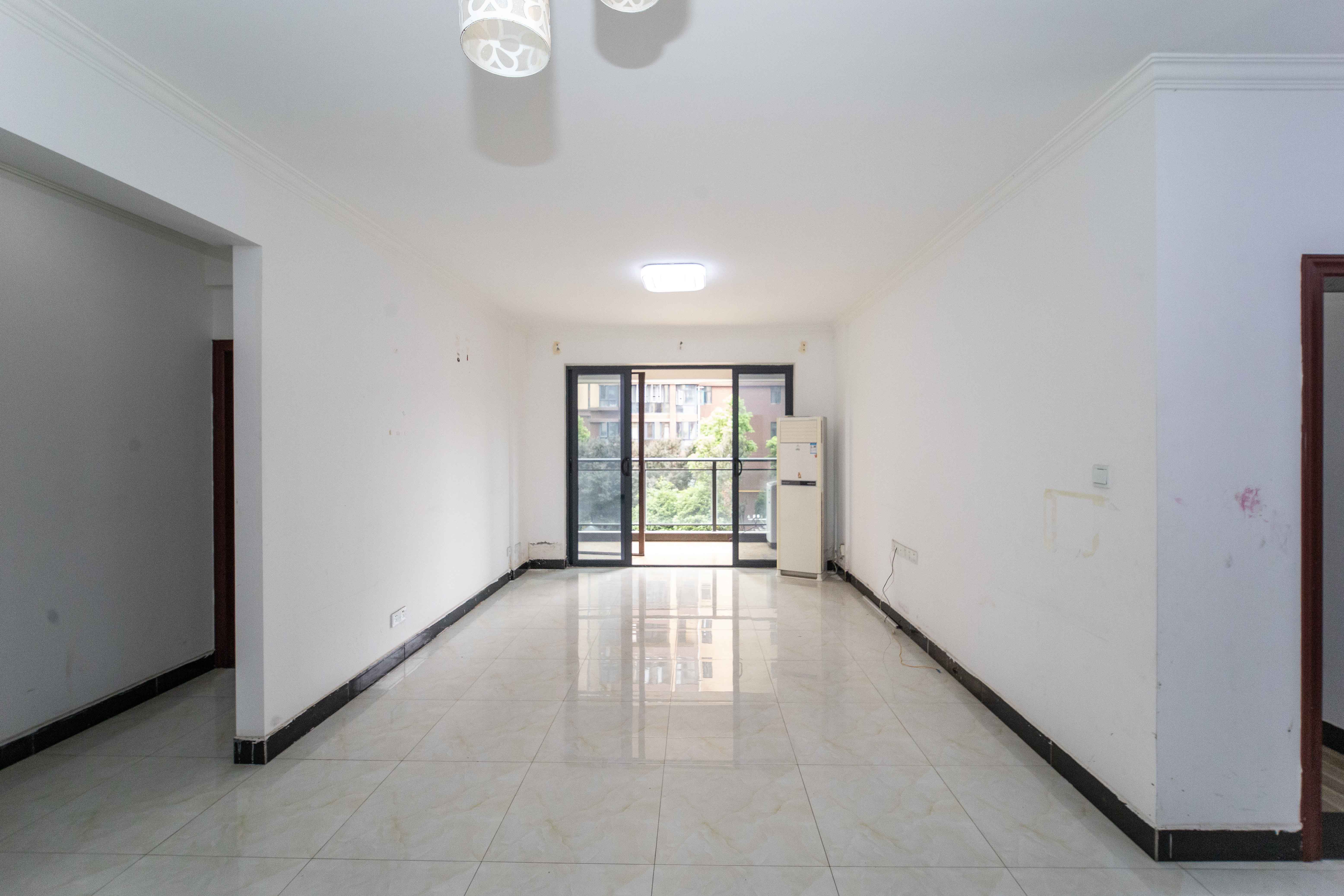 锦湘国际星城四期（金丽苑）  3室2厅2卫    106.0万客厅