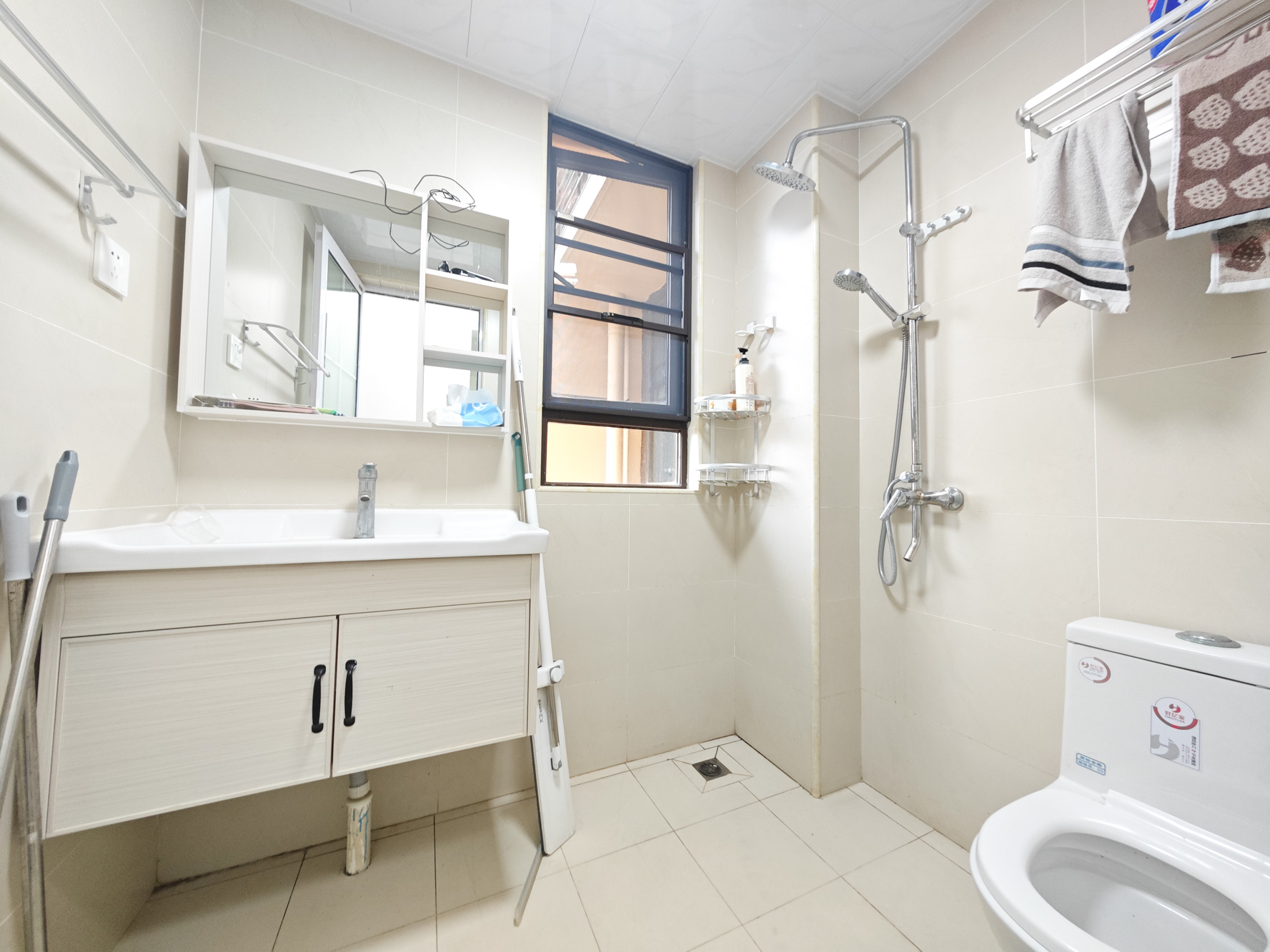 保利城(中航城国际社区、郡原美村) 3室2厅2卫 85.0万 保利城(中航城国际社区、郡原美村) 3室2厅2卫 85.0万卫生间