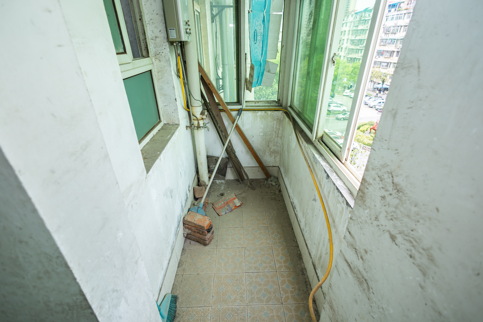 欣安小区  3室2厅2卫   56.00万阳台