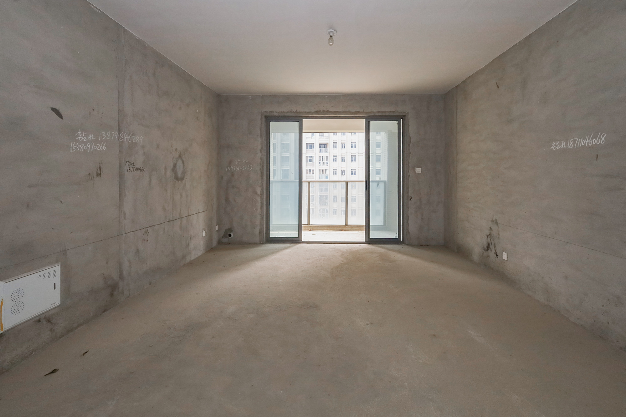 八方小区C区 3室2厅2卫 340.0万 八方小区C区 3室2厅2卫 340.0万客厅