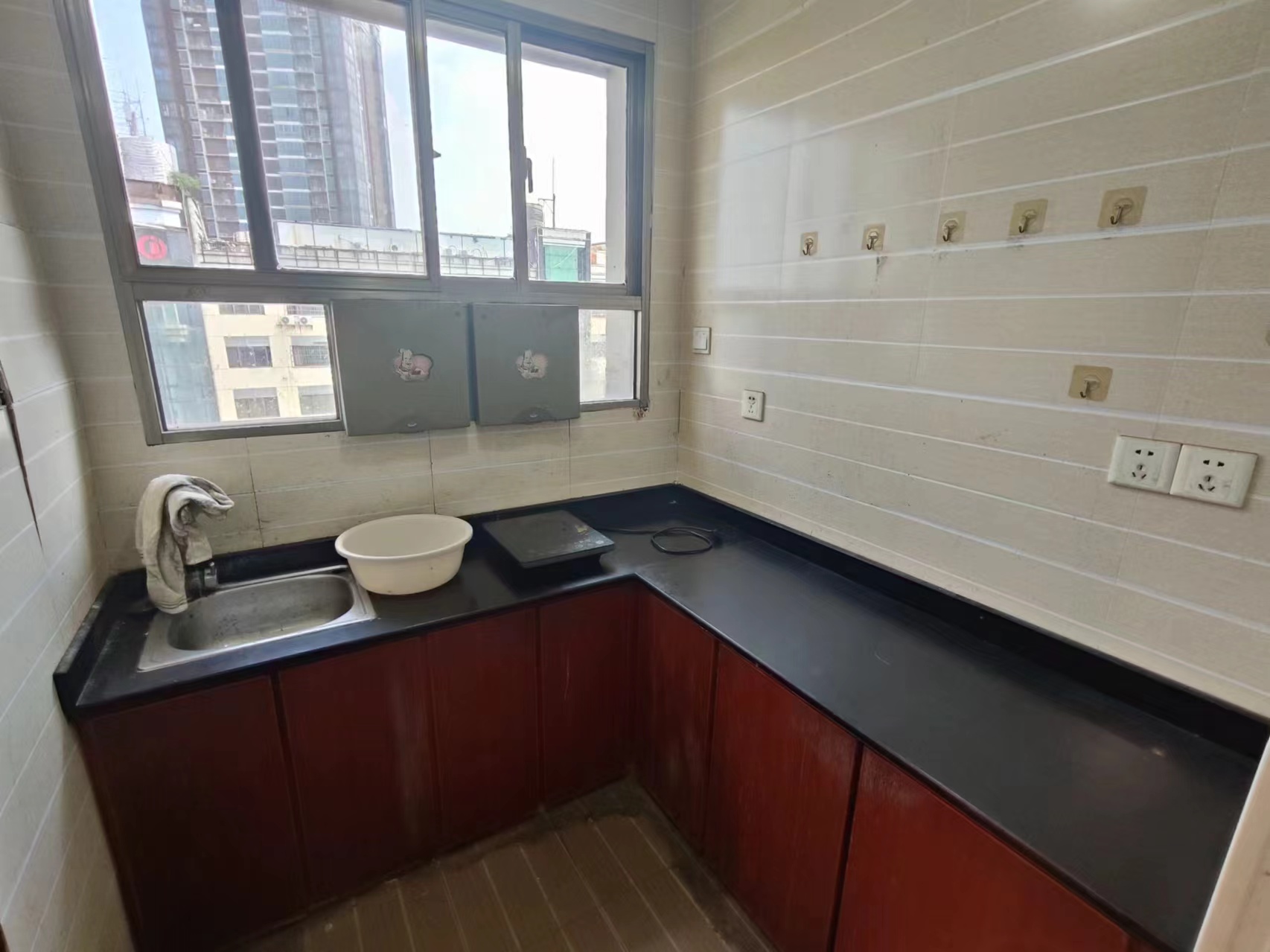 红港路综合楼 1室1厅1卫 10.5万 红港路综合楼 1室1厅1卫 10.5万室内图