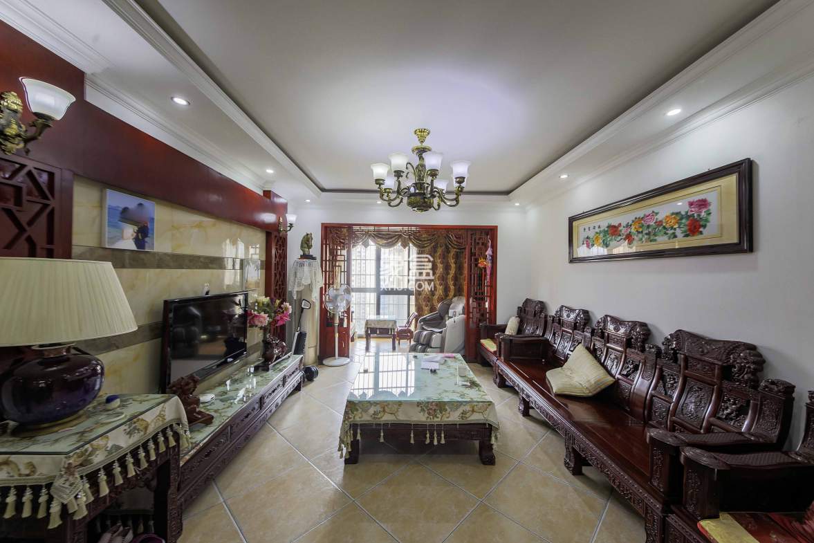 康斯丹郡(融程领秀佳园) 3室2厅2卫 123.0万 康斯丹郡(融程领秀佳园) 3室2厅2卫 123.0万客厅