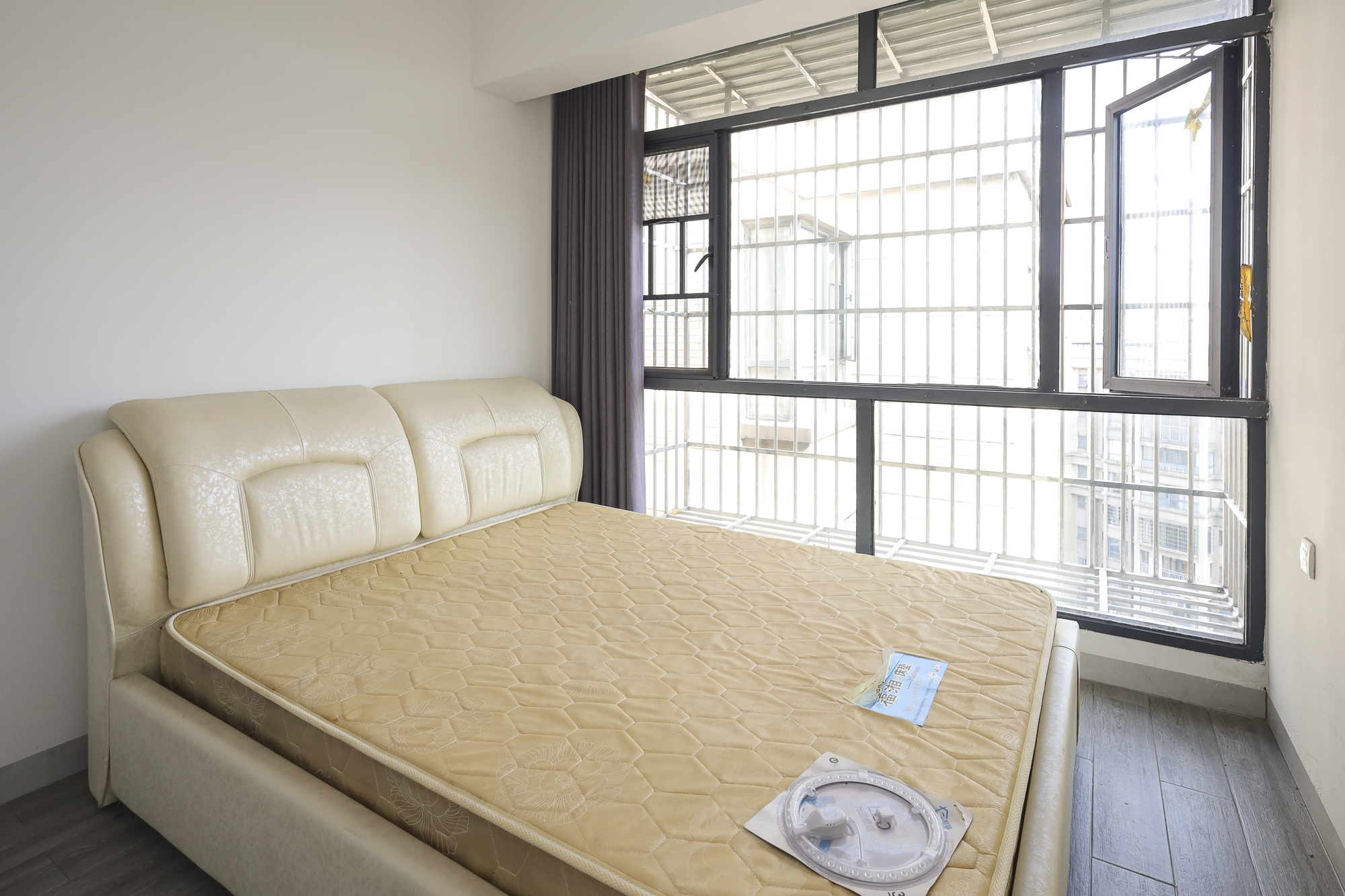 秀峰景园（领秀峰）  3室2厅2卫   88.00万卧室