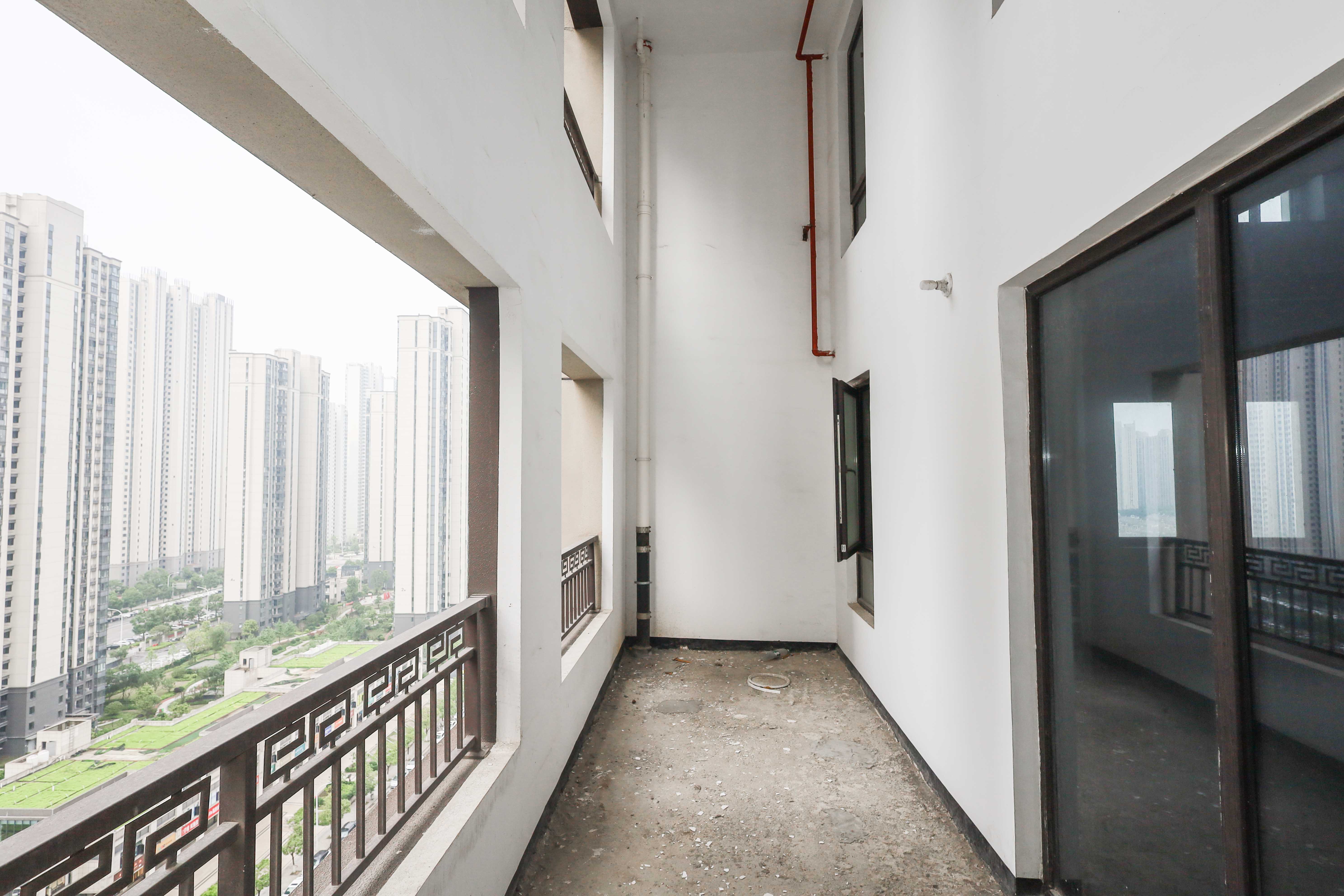 建发央著  4室2厅2卫   249.00万阳台