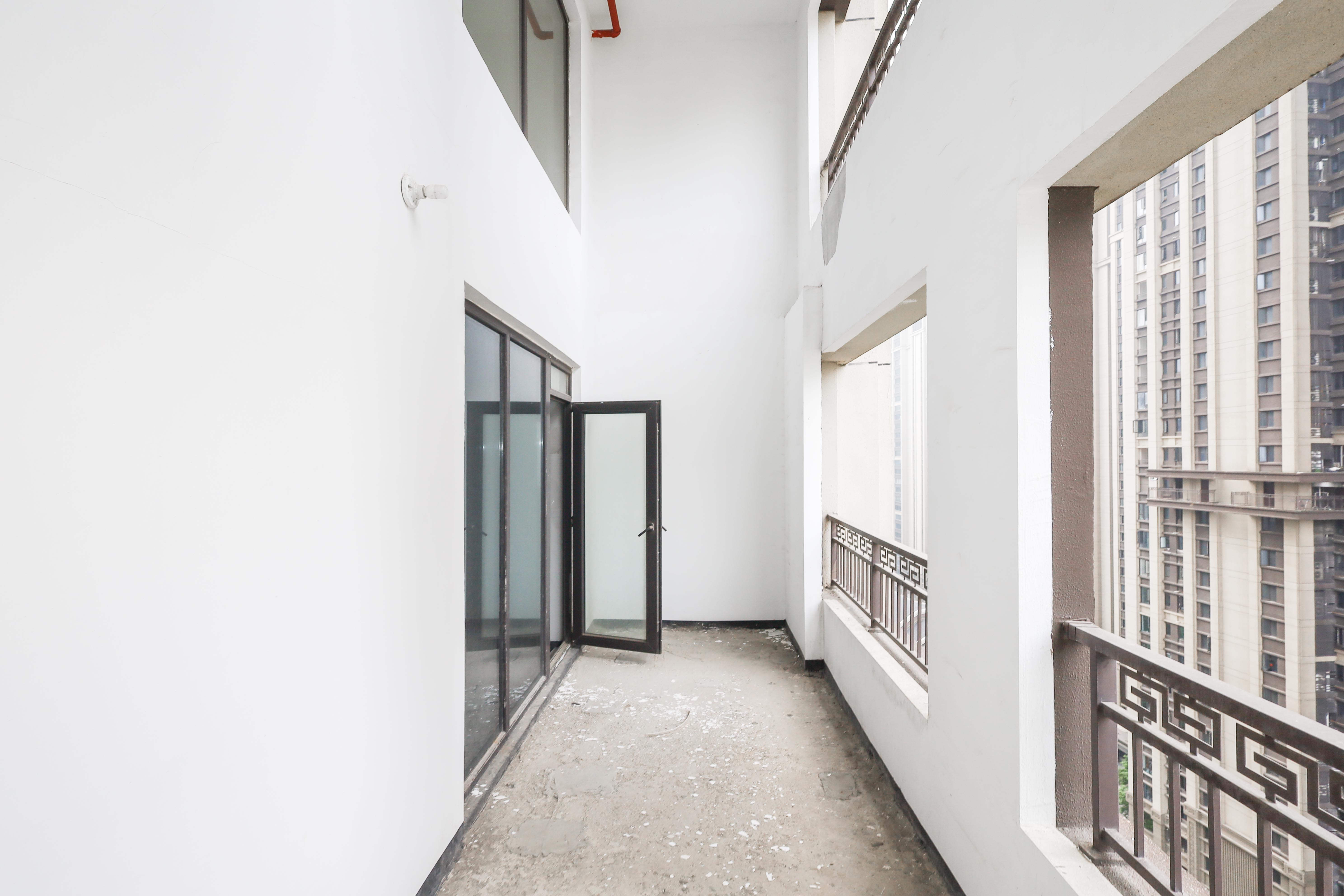 建发央著  4室2厅2卫   249.00万阳台
