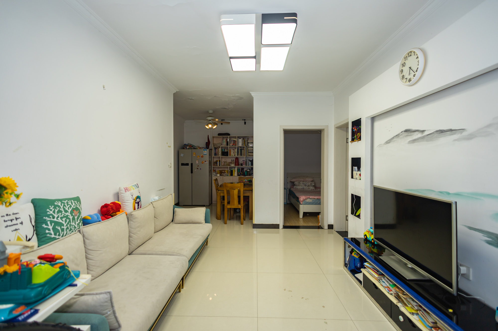 泊林晶城  2室2厅1卫    55.0万 泊林晶城  2室2厅1卫    55.0万客厅