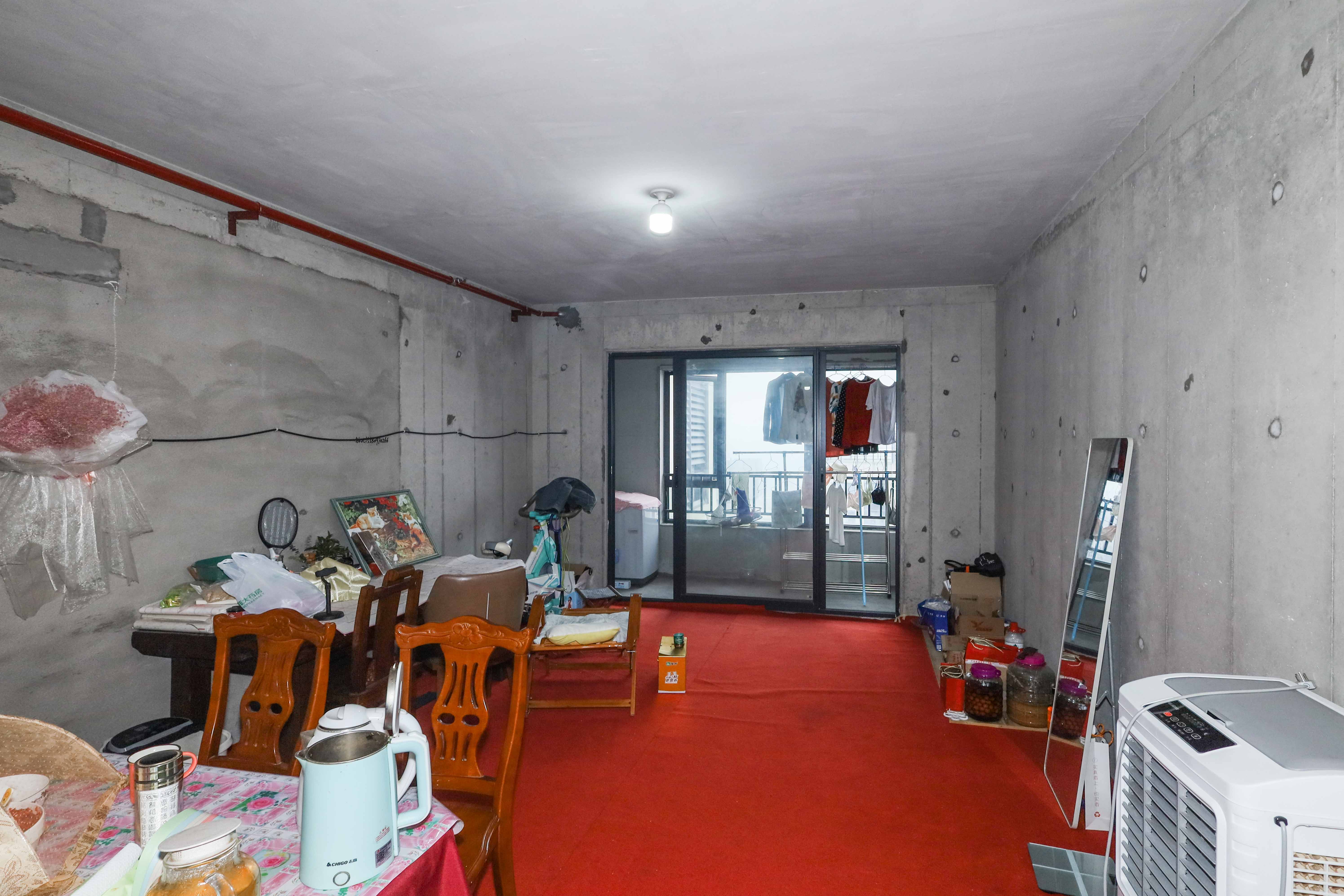 南山梅溪一方  4室2厅2卫   210.00万客厅