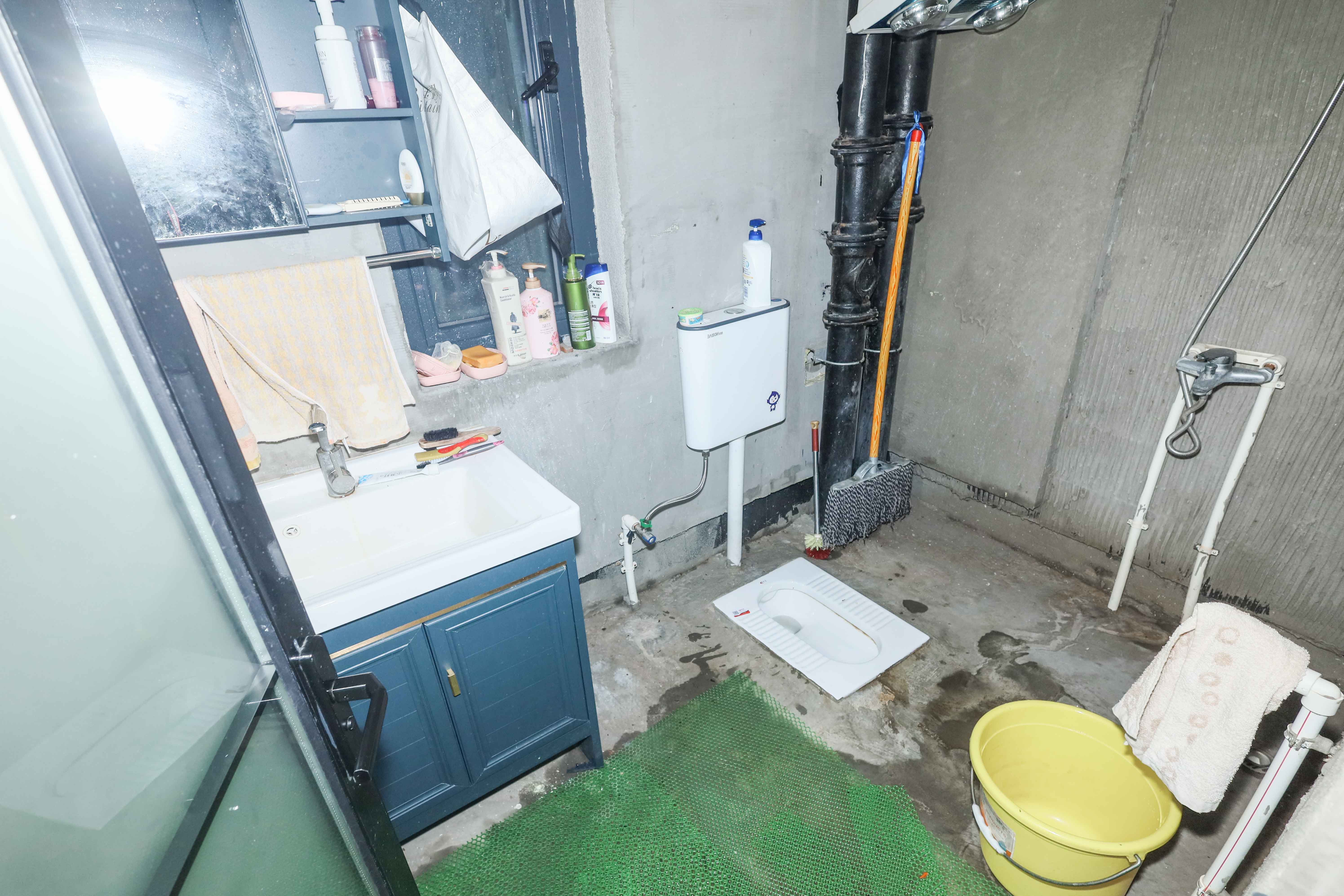 南山梅溪一方  4室2厅2卫   210.00万卫生间