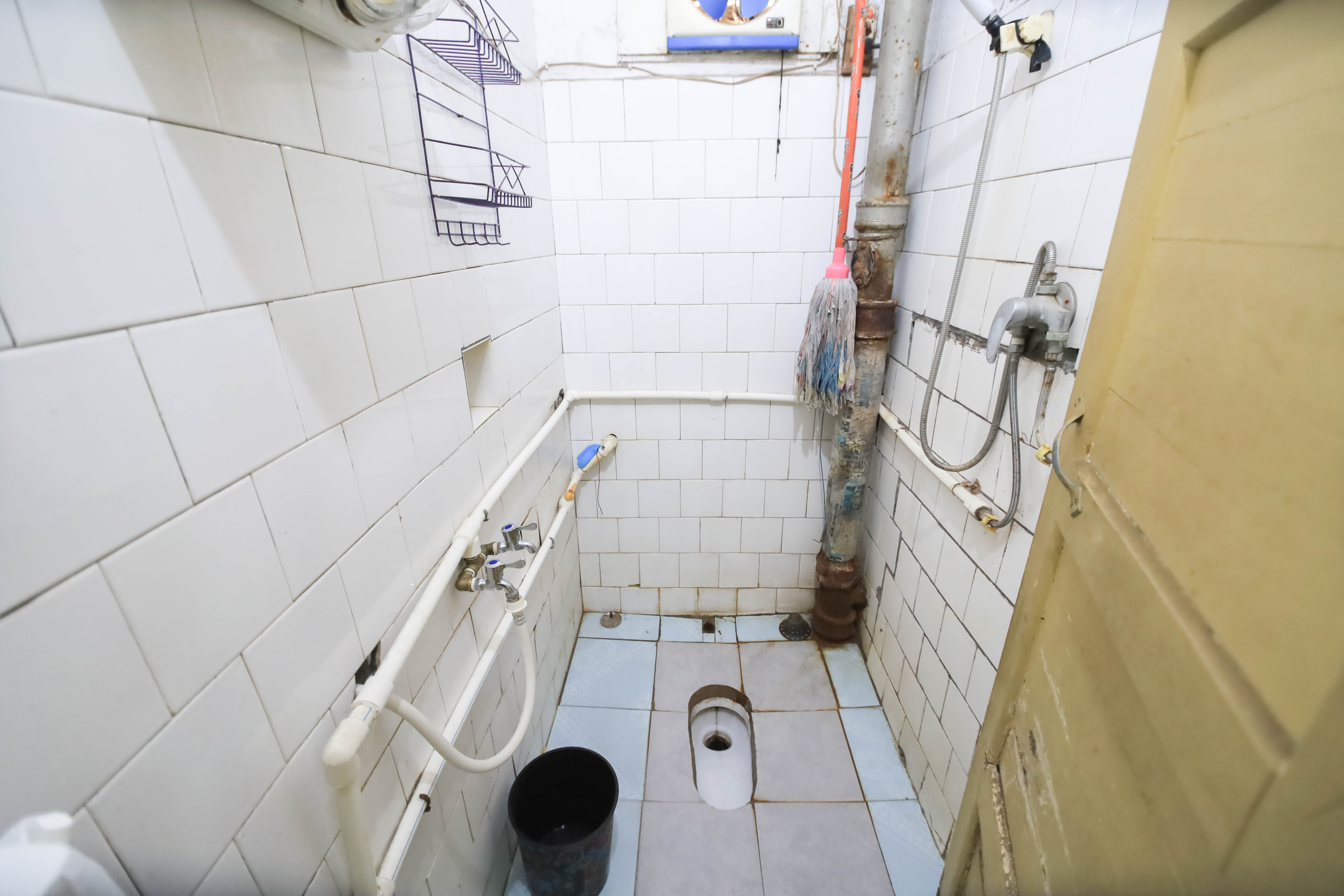 公交园小区（公交新村）  2室1厅1卫   28.00万卫生间