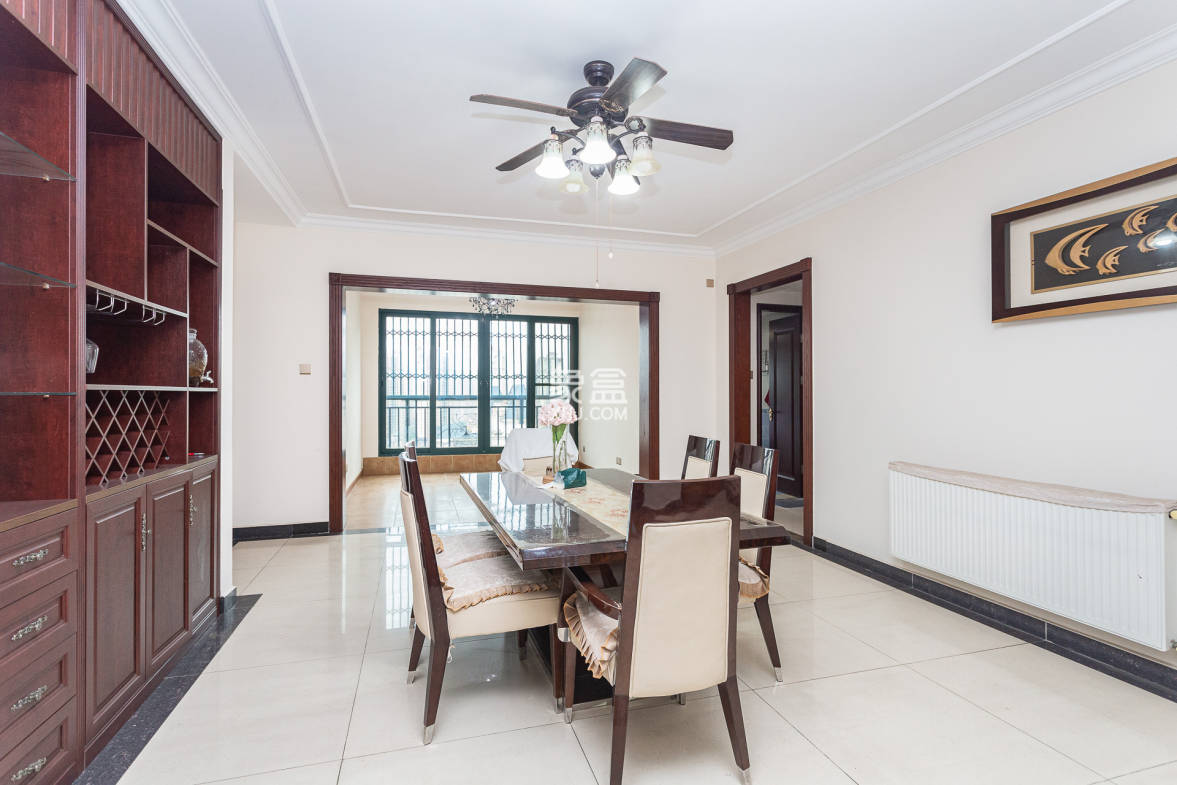 恒大名都  4室2厅4卫    260.0万 恒大名都  4室2厅4卫    260.0万客厅