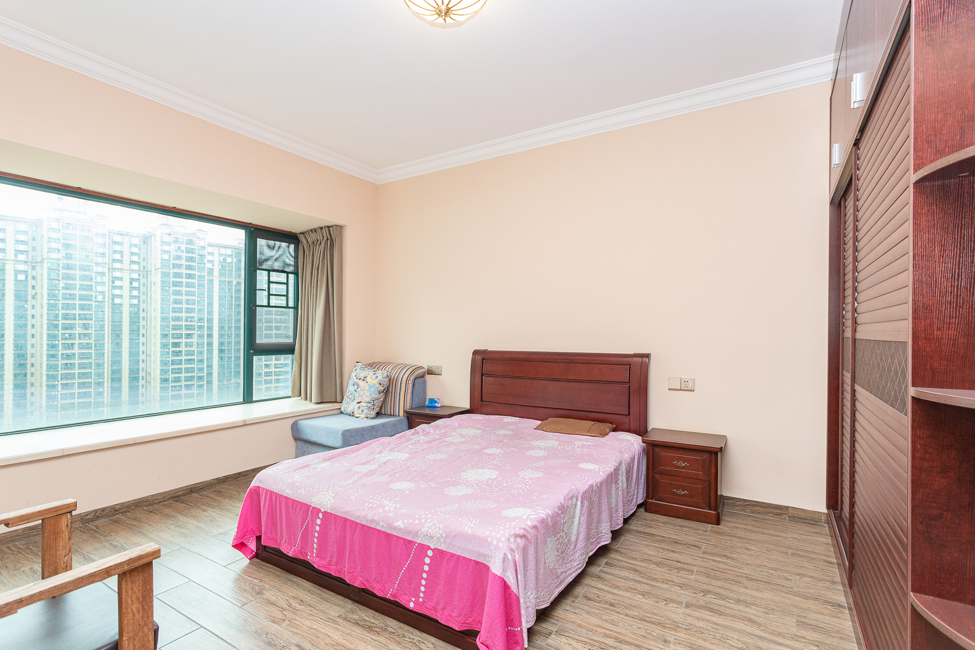 恒大名都  4室2厅4卫    260.0万 恒大名都  4室2厅4卫    260.0万卧室