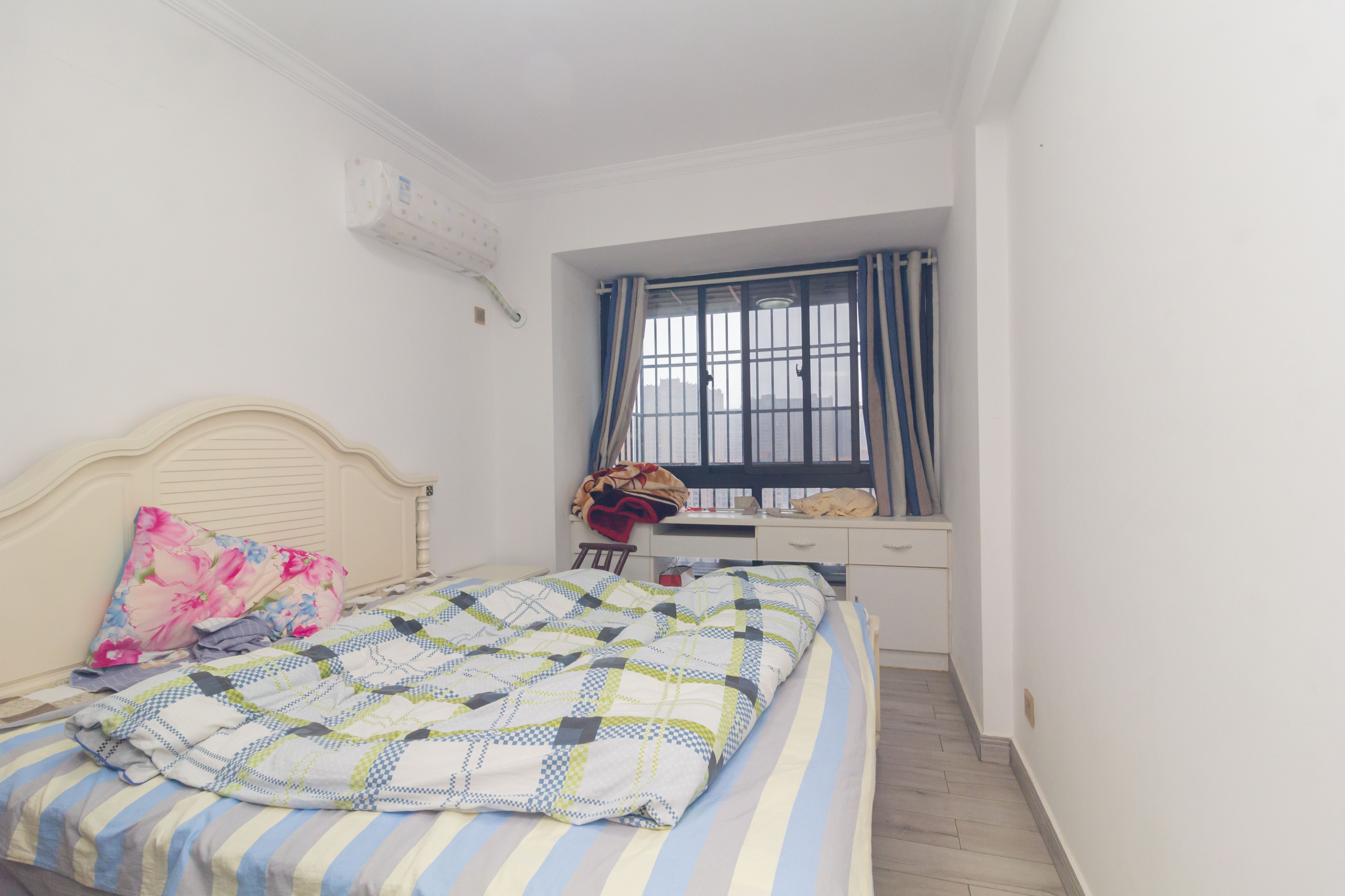 康桥长郡 4室2厅1卫 89.8万 康桥长郡 4室2厅1卫 89.8万卧室