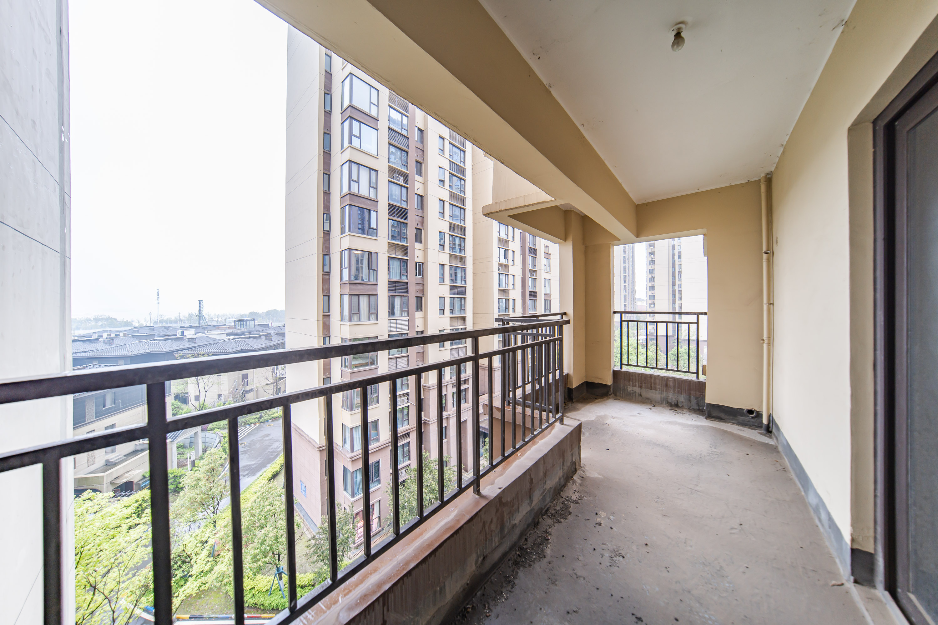 蓝光雍锦半岛 4室2厅2卫 115.0万 蓝光雍锦半岛 4室2厅2卫 115.0万阳台