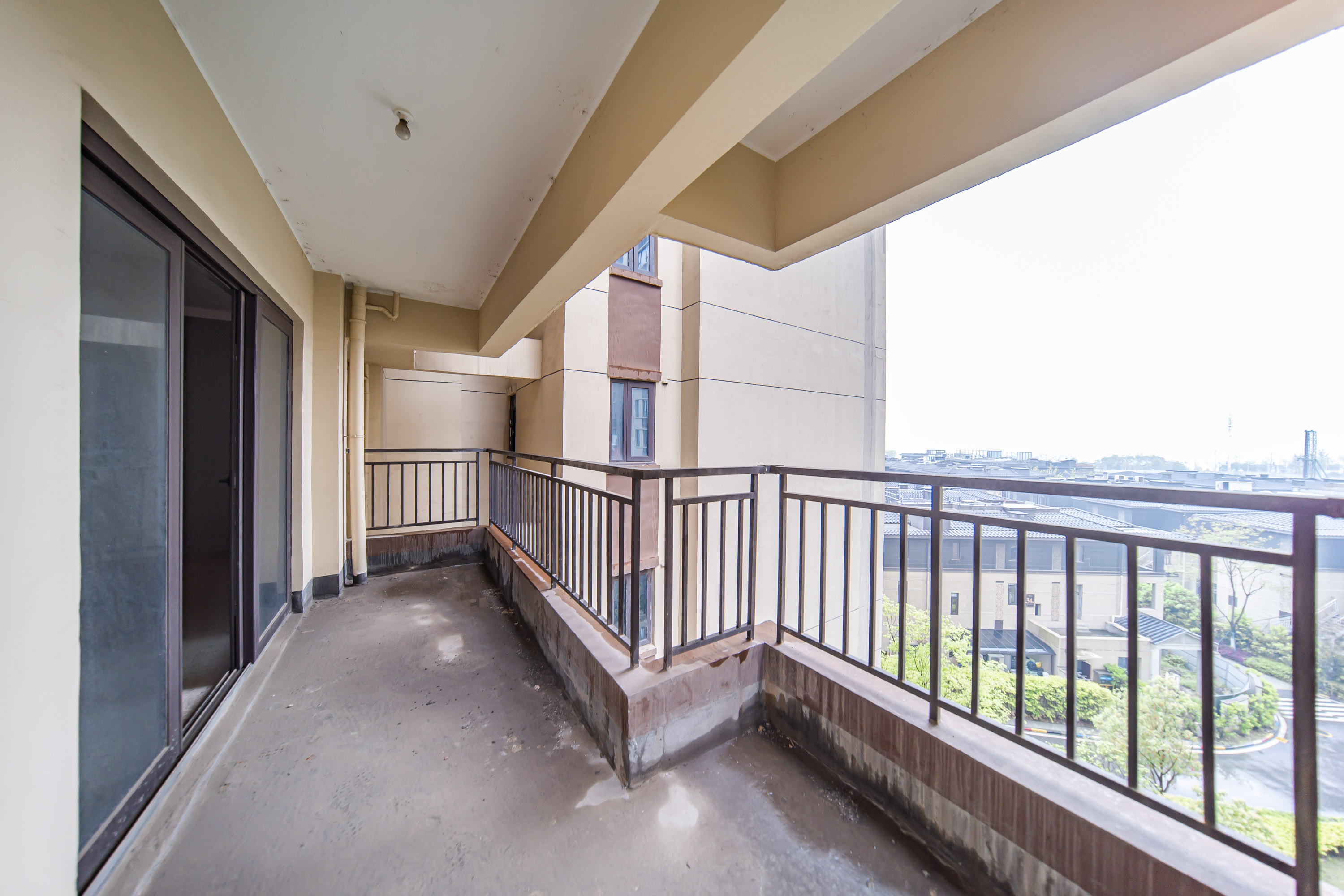 蓝光雍锦半岛 4室2厅2卫 115.0万 蓝光雍锦半岛 4室2厅2卫 115.0万阳台