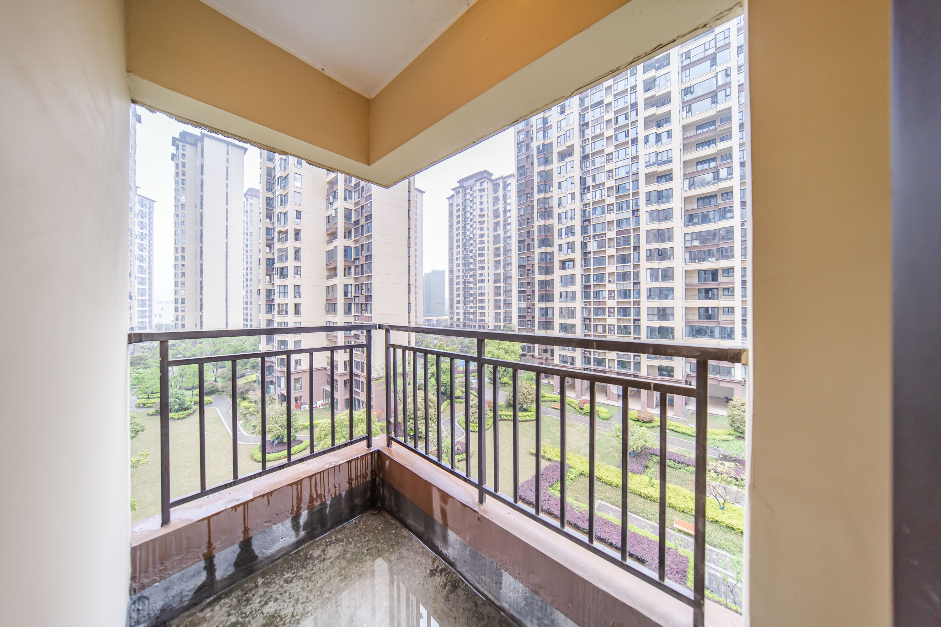 蓝光雍锦半岛 4室2厅2卫 115.0万 蓝光雍锦半岛 4室2厅2卫 115.0万阳台