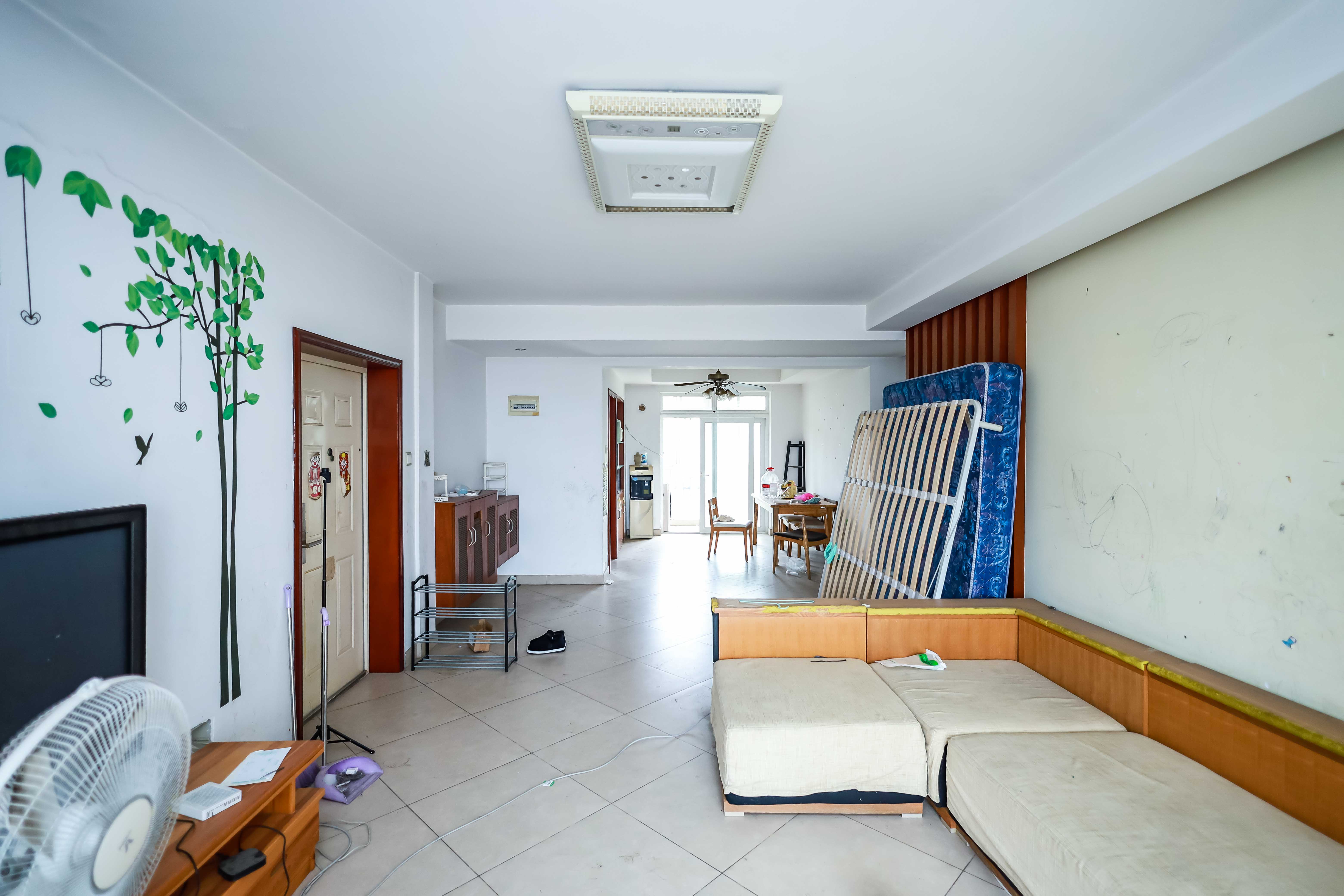 长房西郡  3室2厅2卫   107.60万客厅