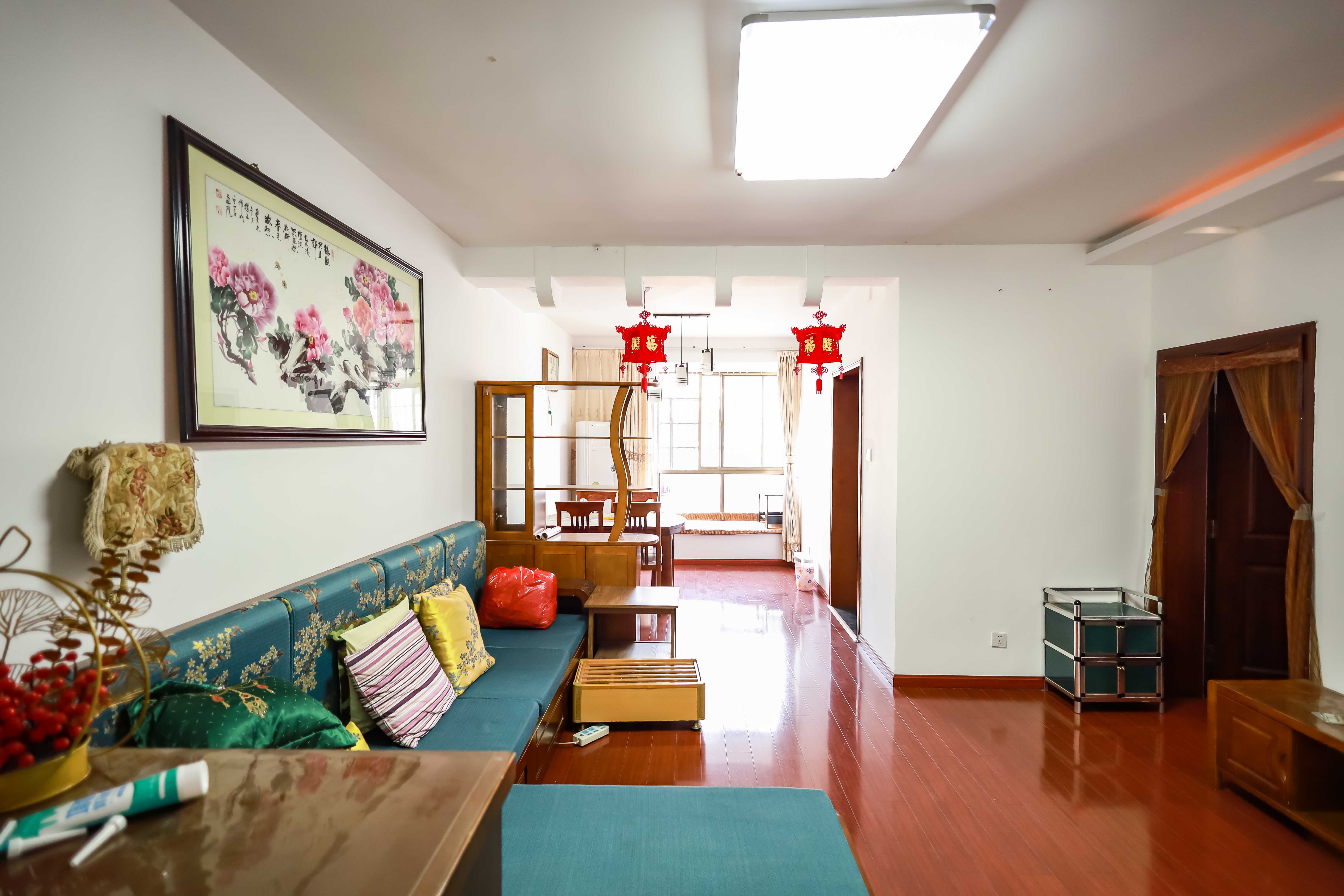 金峰小区南院  3室2厅2卫    58.0万 金峰小区南院  3室2厅2卫    58.0万客厅