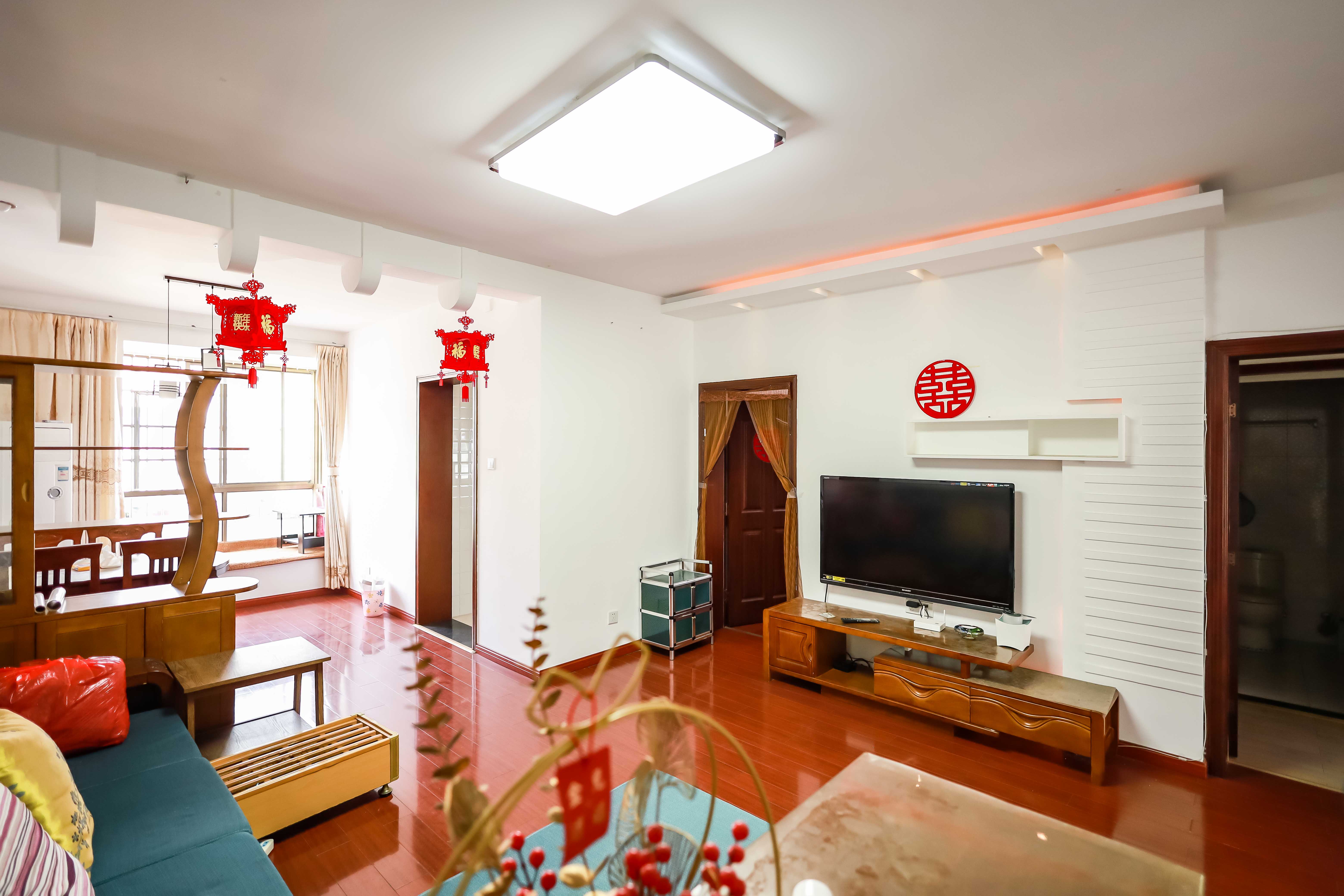 金峰小区南院  3室2厅2卫    58.0万 金峰小区南院  3室2厅2卫    58.0万客厅