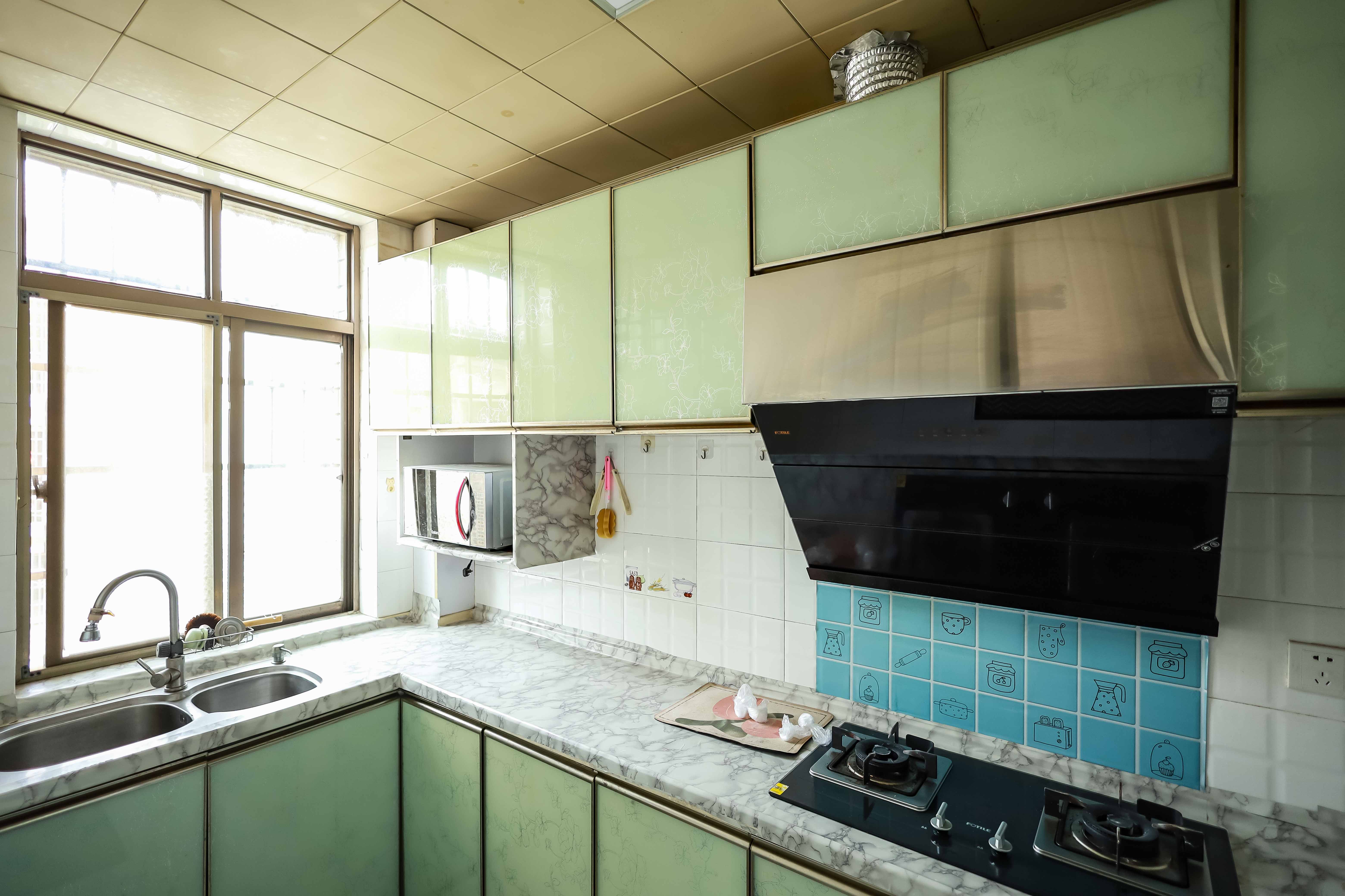 金峰小区南院  3室2厅2卫    58.0万 金峰小区南院  3室2厅2卫    58.0万厨房