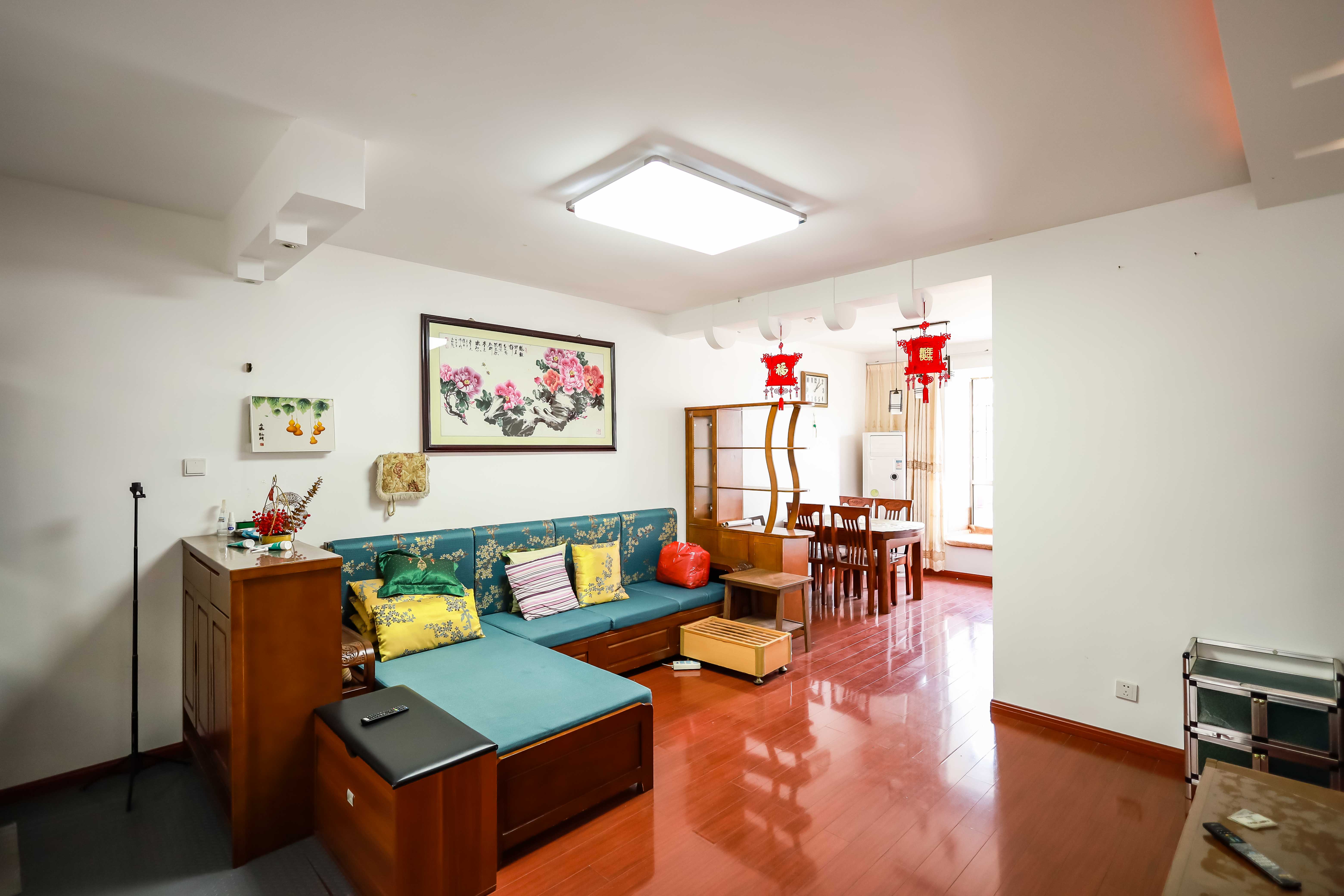 金峰小区南院  3室2厅2卫    58.0万 金峰小区南院  3室2厅2卫    58.0万客厅