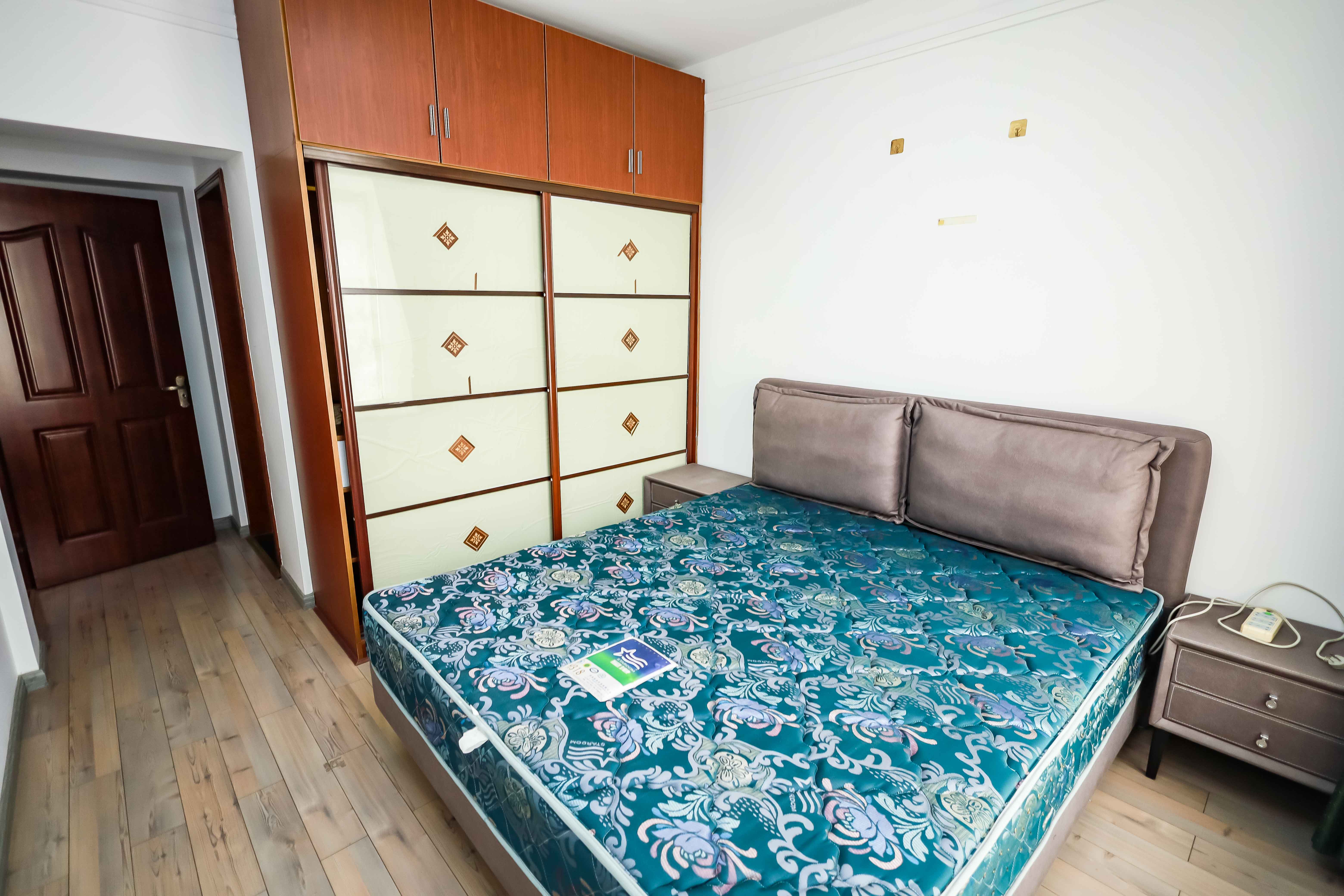 金峰小区南院  3室2厅2卫    58.0万 金峰小区南院  3室2厅2卫    58.0万卧室