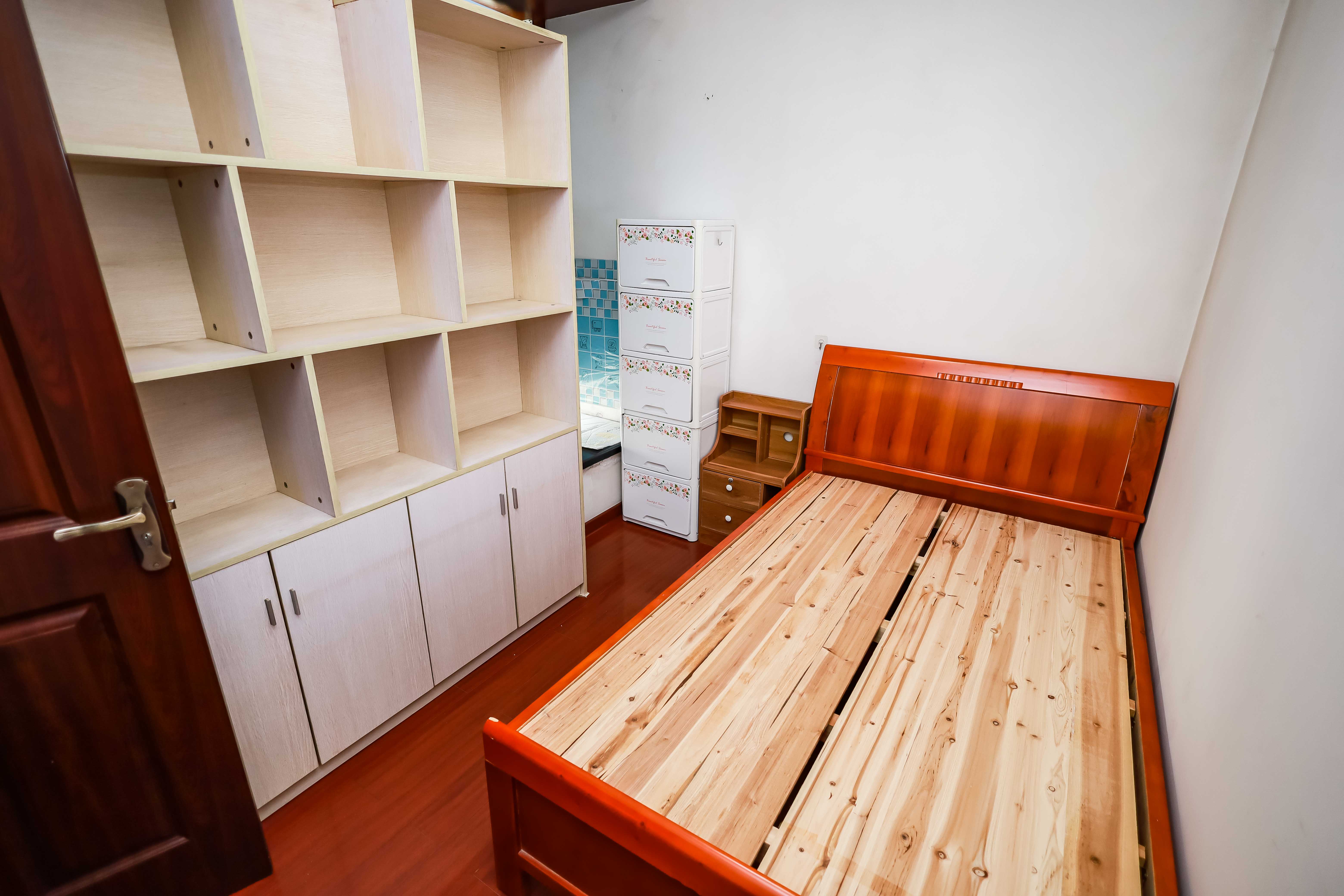 金峰小区南院  3室2厅2卫    58.0万 金峰小区南院  3室2厅2卫    58.0万卧室