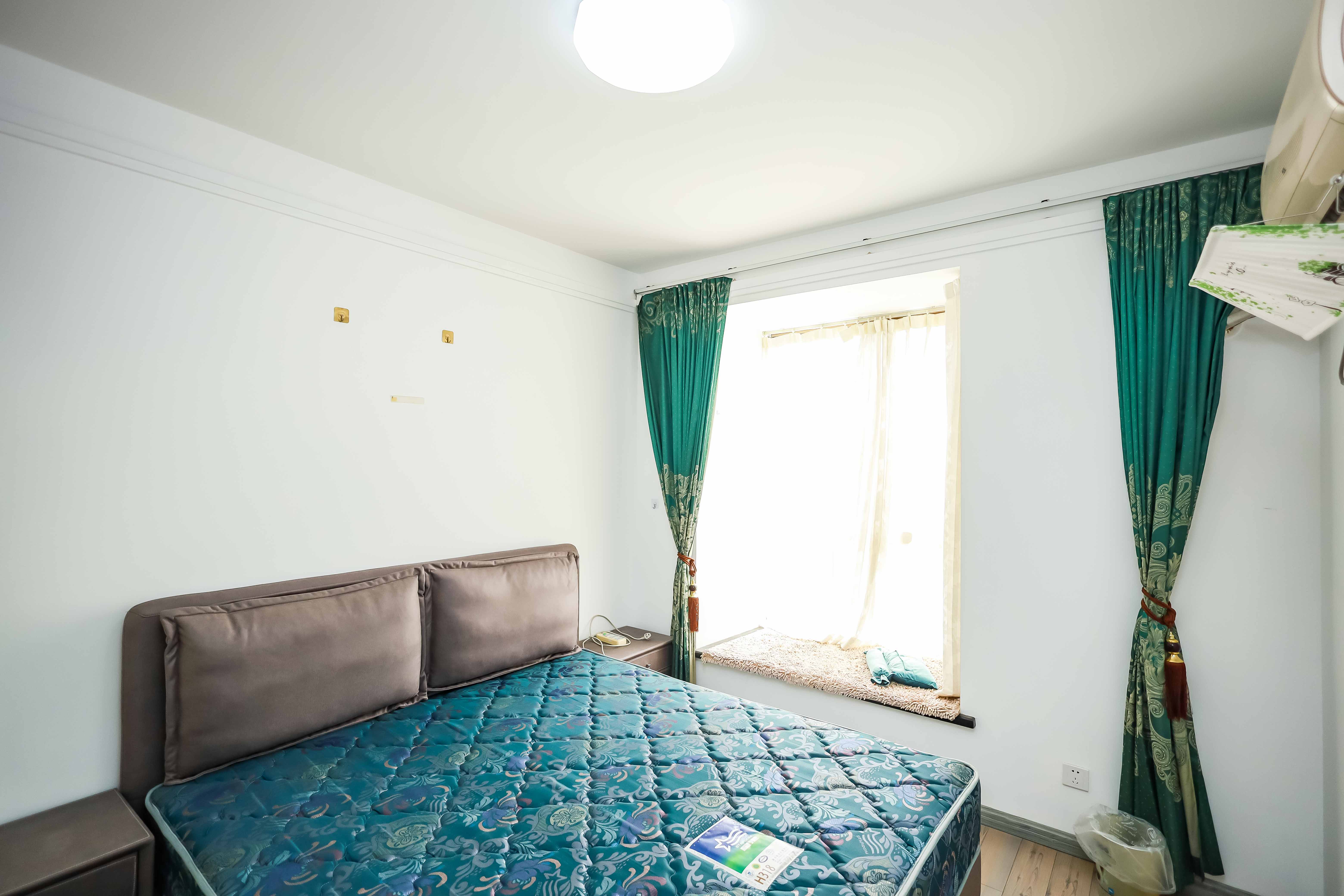 金峰小区南院  3室2厅2卫    58.0万 金峰小区南院  3室2厅2卫    58.0万卧室