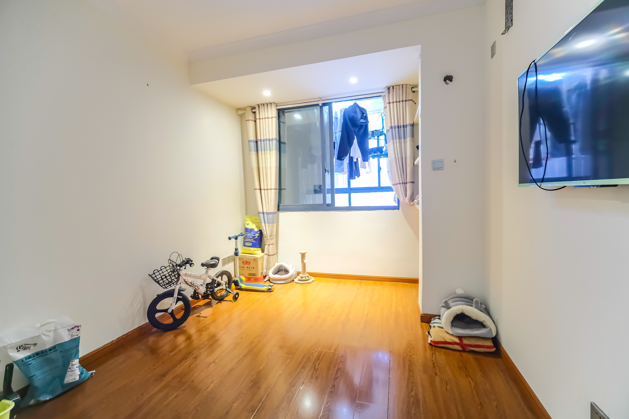 花样年华  4室2厅2卫    96.8万 花样年华  4室2厅2卫    96.8万卧室