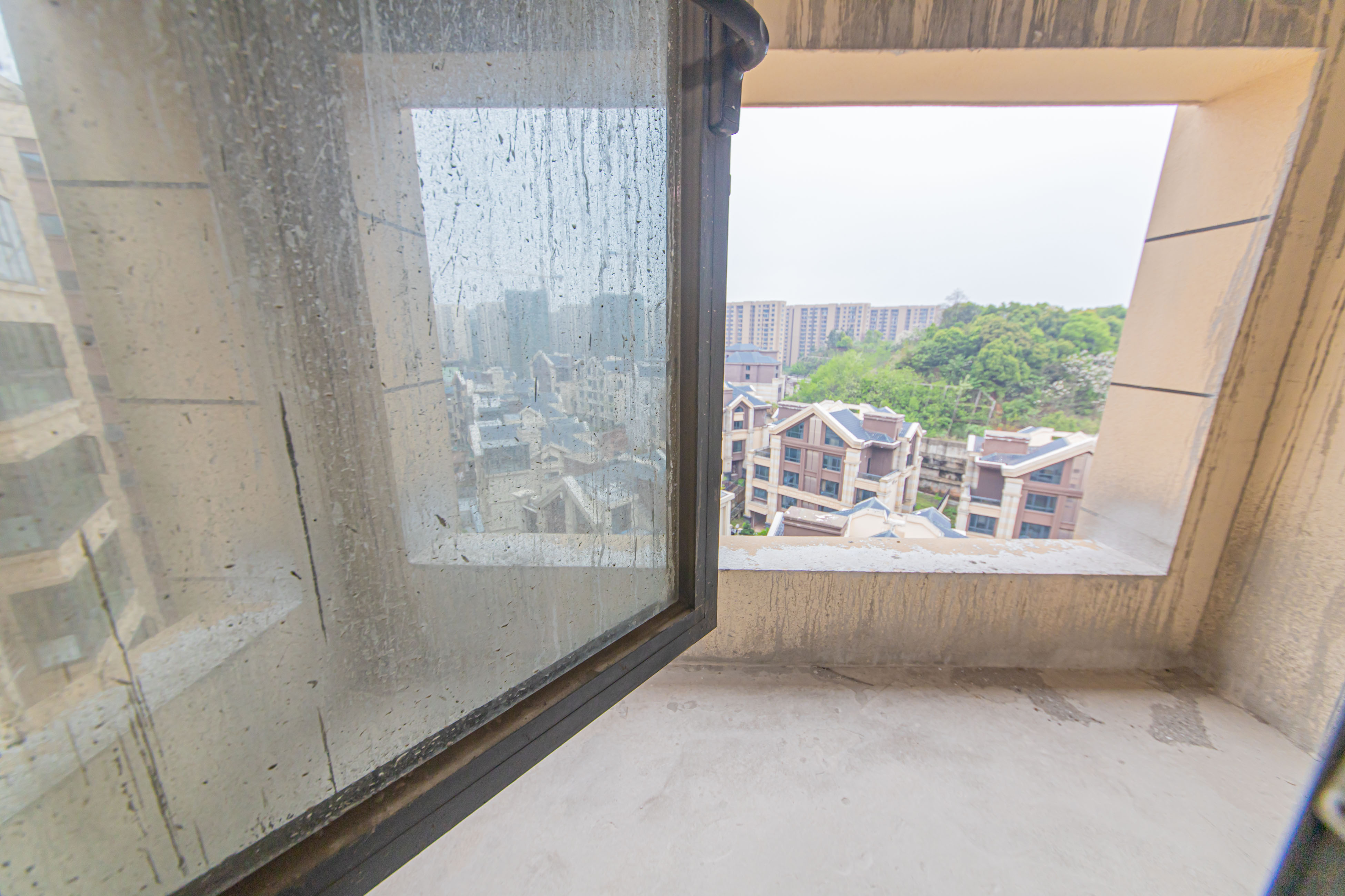 东能华府 4室2厅2卫 112.0万 东能华府 4室2厅2卫 112.0万阳台