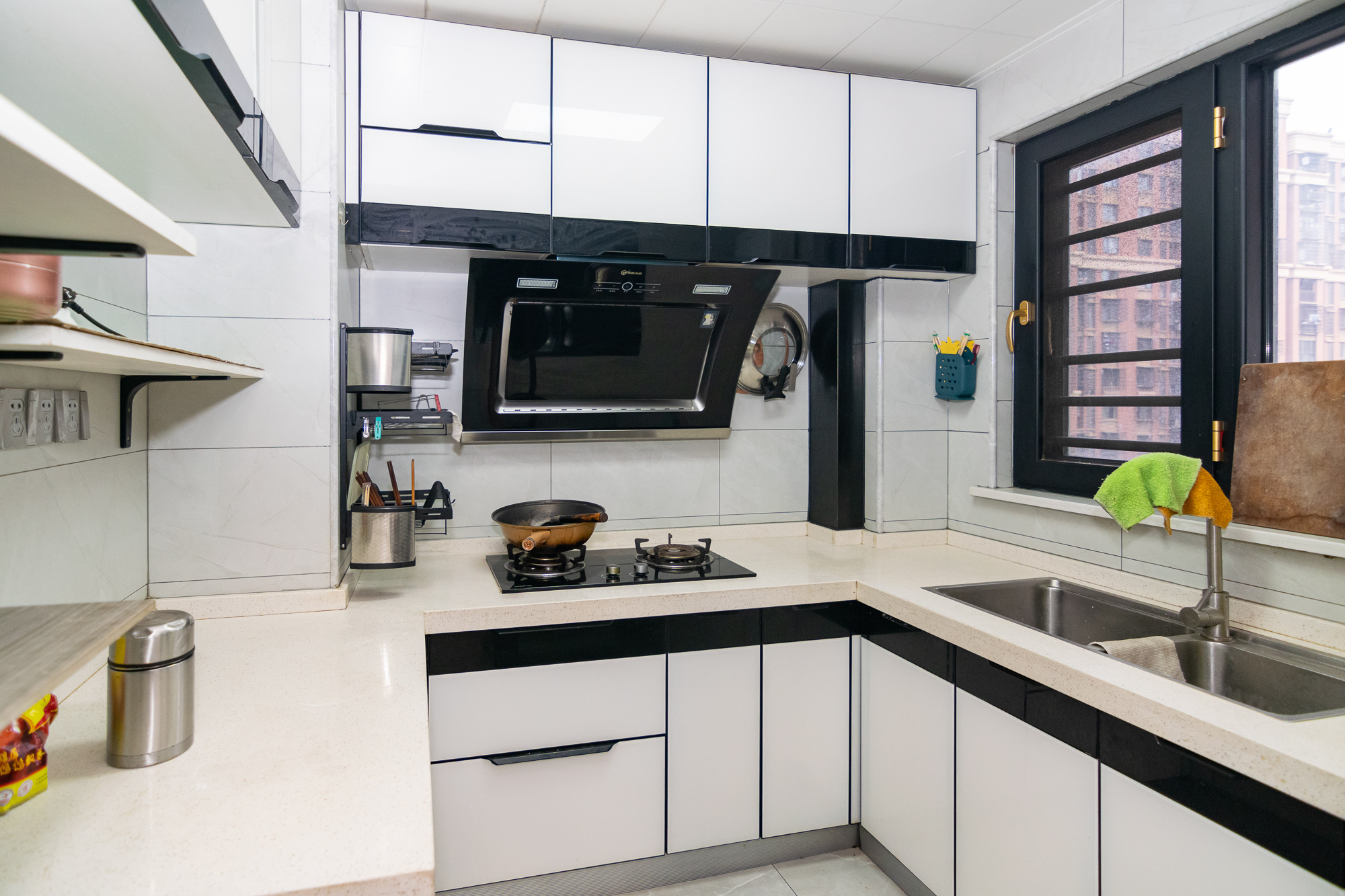 新城国际花都  4室2厅2卫    86.0万厨房