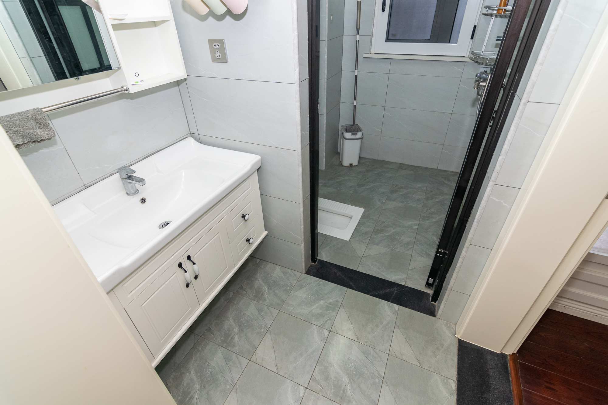 新城国际花都  4室2厅2卫    86.0万卫生间