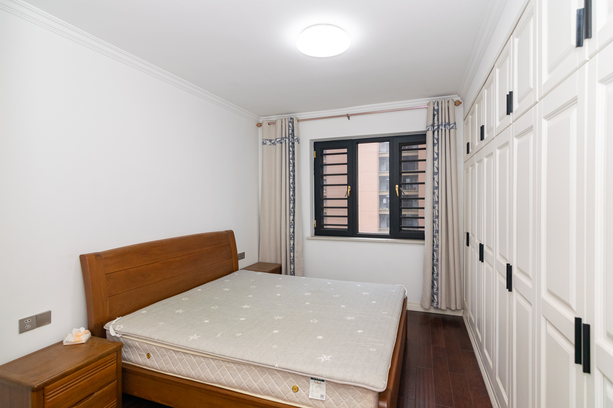 新城国际花都  4室2厅2卫    86.0万卧室