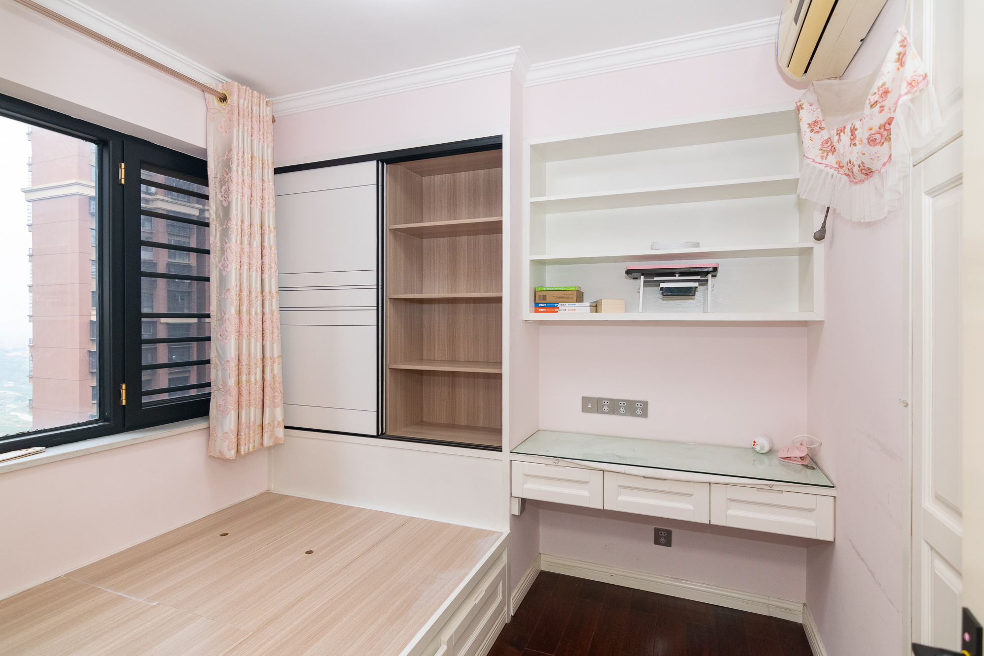 新城国际花都  4室2厅2卫    86.0万卧室