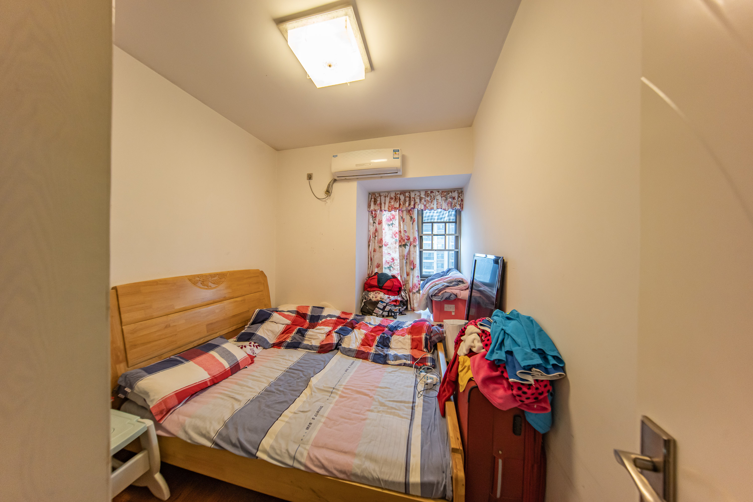 江山帝景哈佛  3室2厅2卫    95.0万卧室