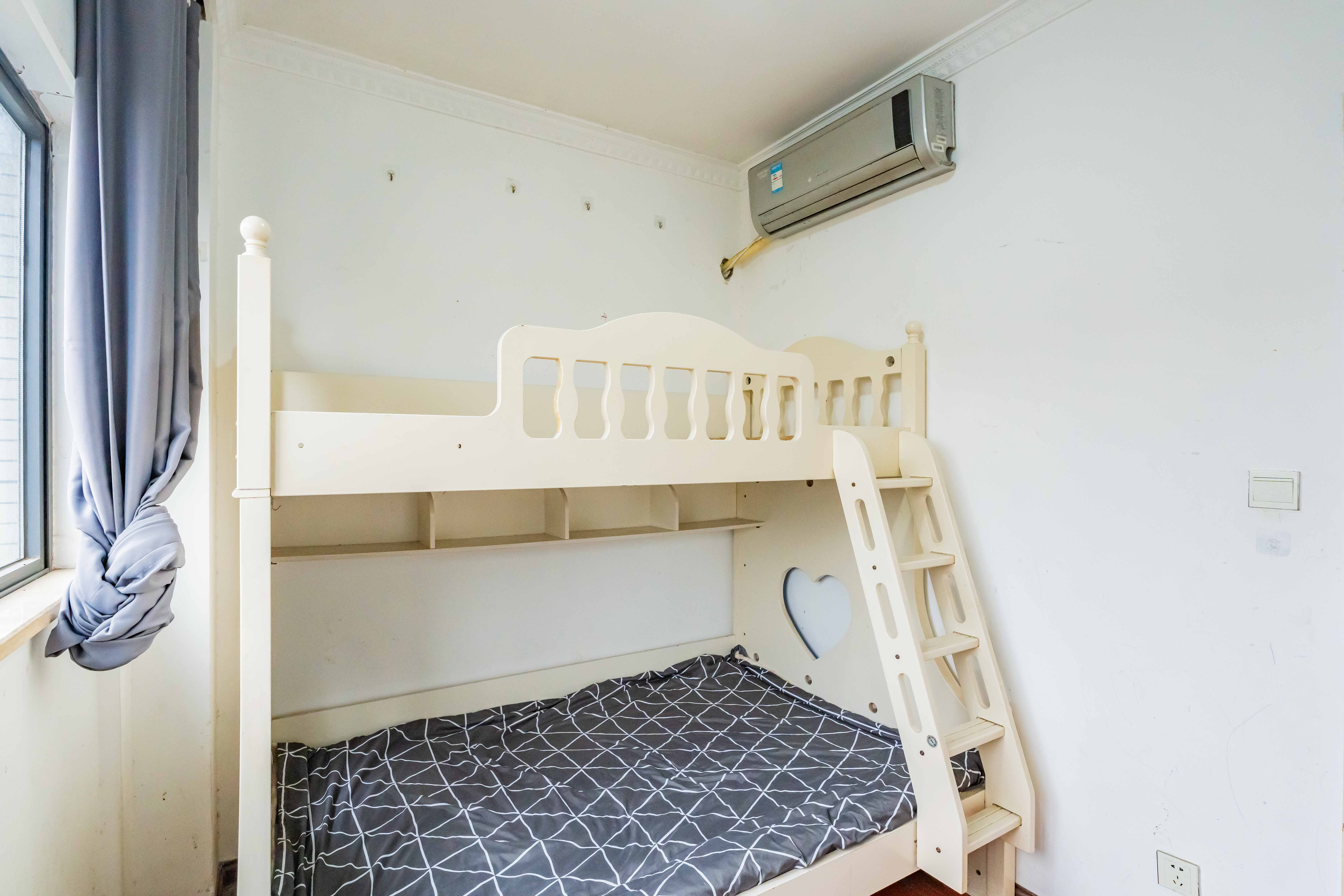 兰亭峰景 3室2厅1卫 70.0万 兰亭峰景 3室2厅1卫 70.0万卧室