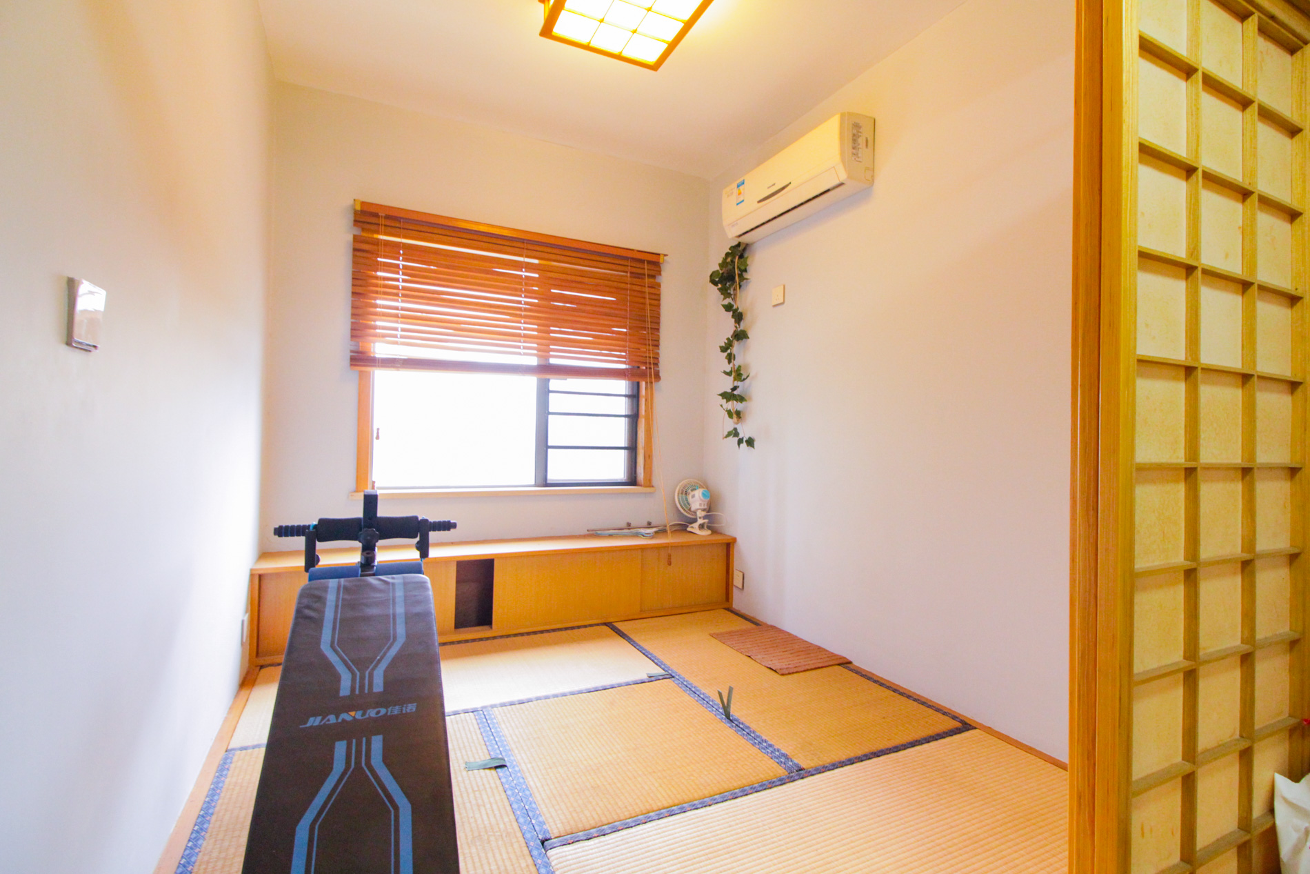 上海城小区  3室2厅2卫   98.60万卧室